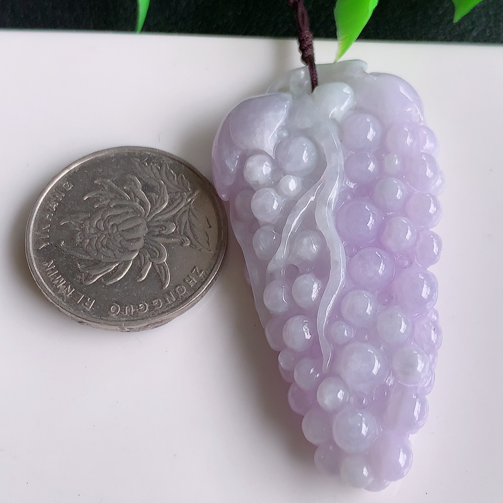 冰润紫罗兰多子多福翡翠吊坠，多子多福，福气满满，紫气东来，清秀高雅，上身效果优雅迷人！性价比超值！W41.11 尺寸：53.8-27.8-11.5mm
