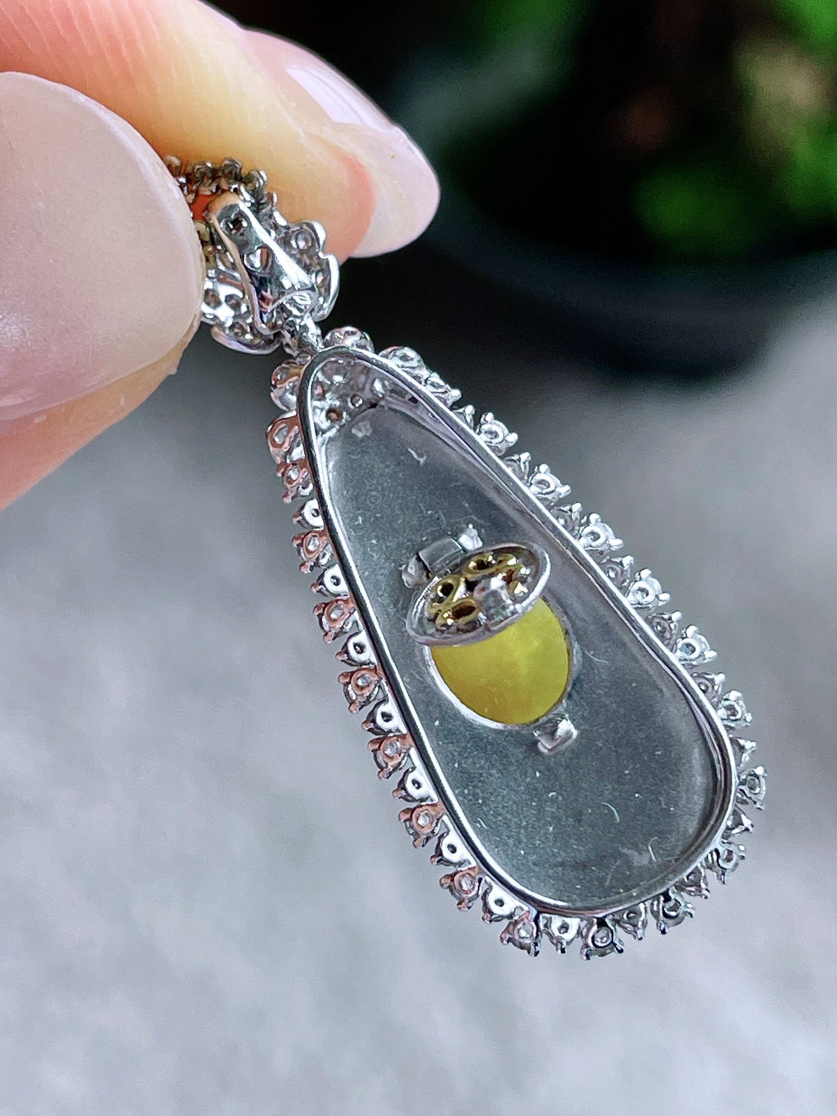 【镶嵌】冰黄翡豆子黄翡福豆吊坠  
【说明】缅料 18k金镶嵌 性价比高  
【整体】32-13-8.7..