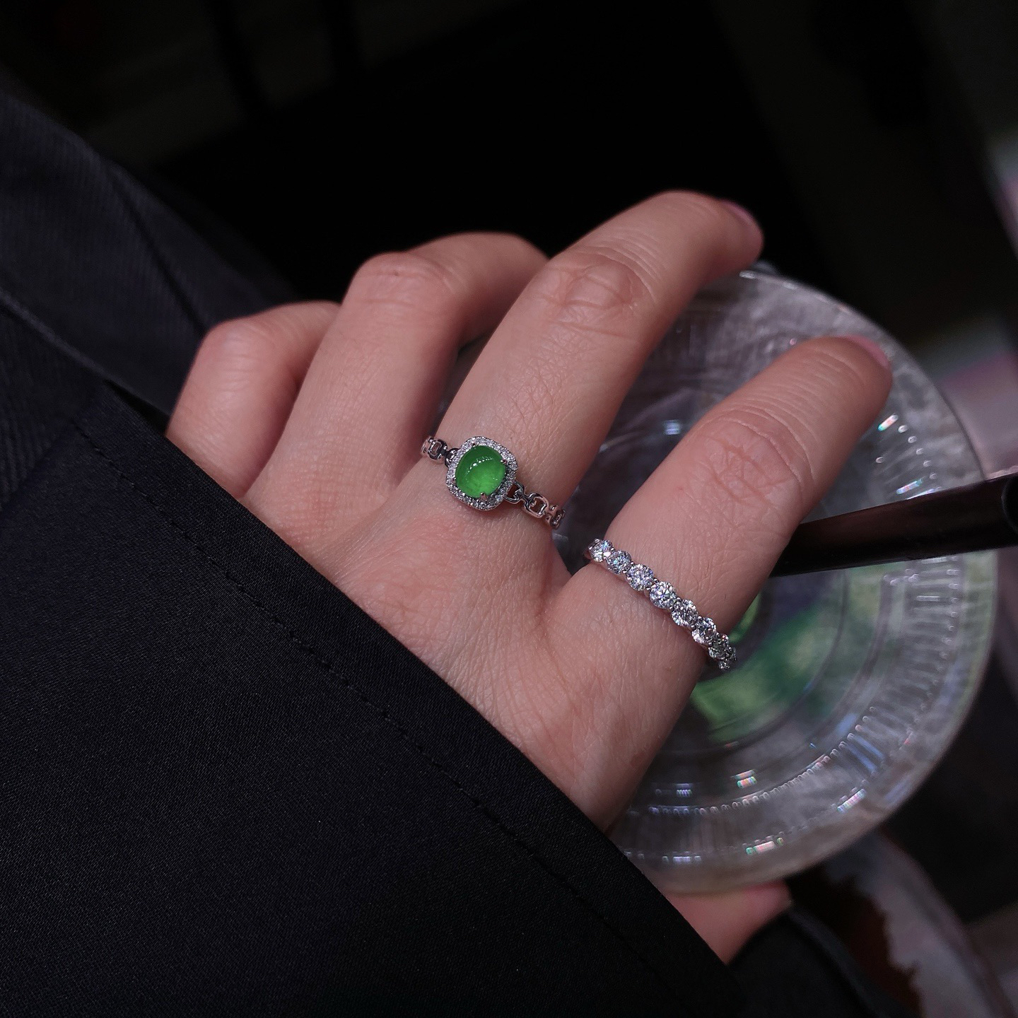 冰阳绿蛋面戒指
色泽浓郁鲜亮，圆润饱满
18k金镶嵌，简镶真的很耐看～