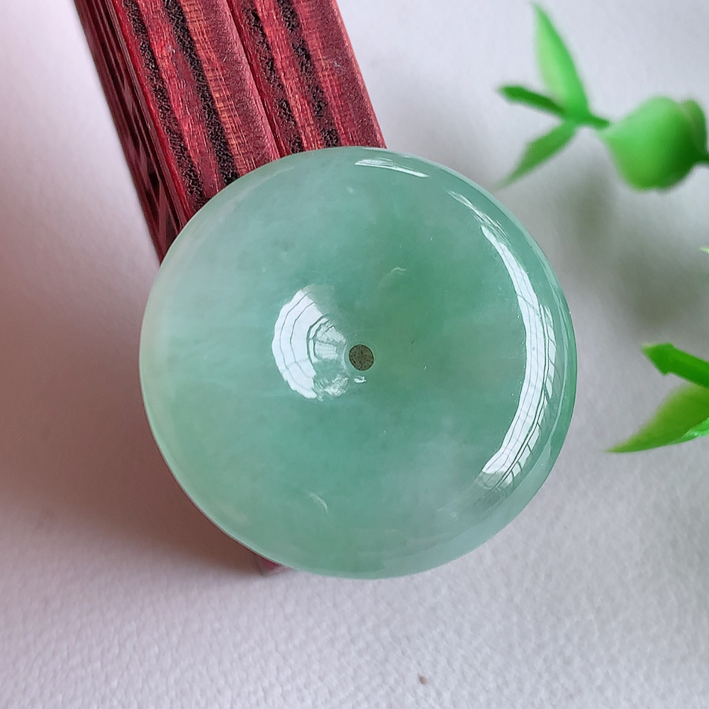 冰润飘花平安扣吊坠，厚装饱满，冰润剔透，细腻水足，种质润泽，飘花灵动，佩戴优雅大气，W357.11   尺寸：26.8-6mm