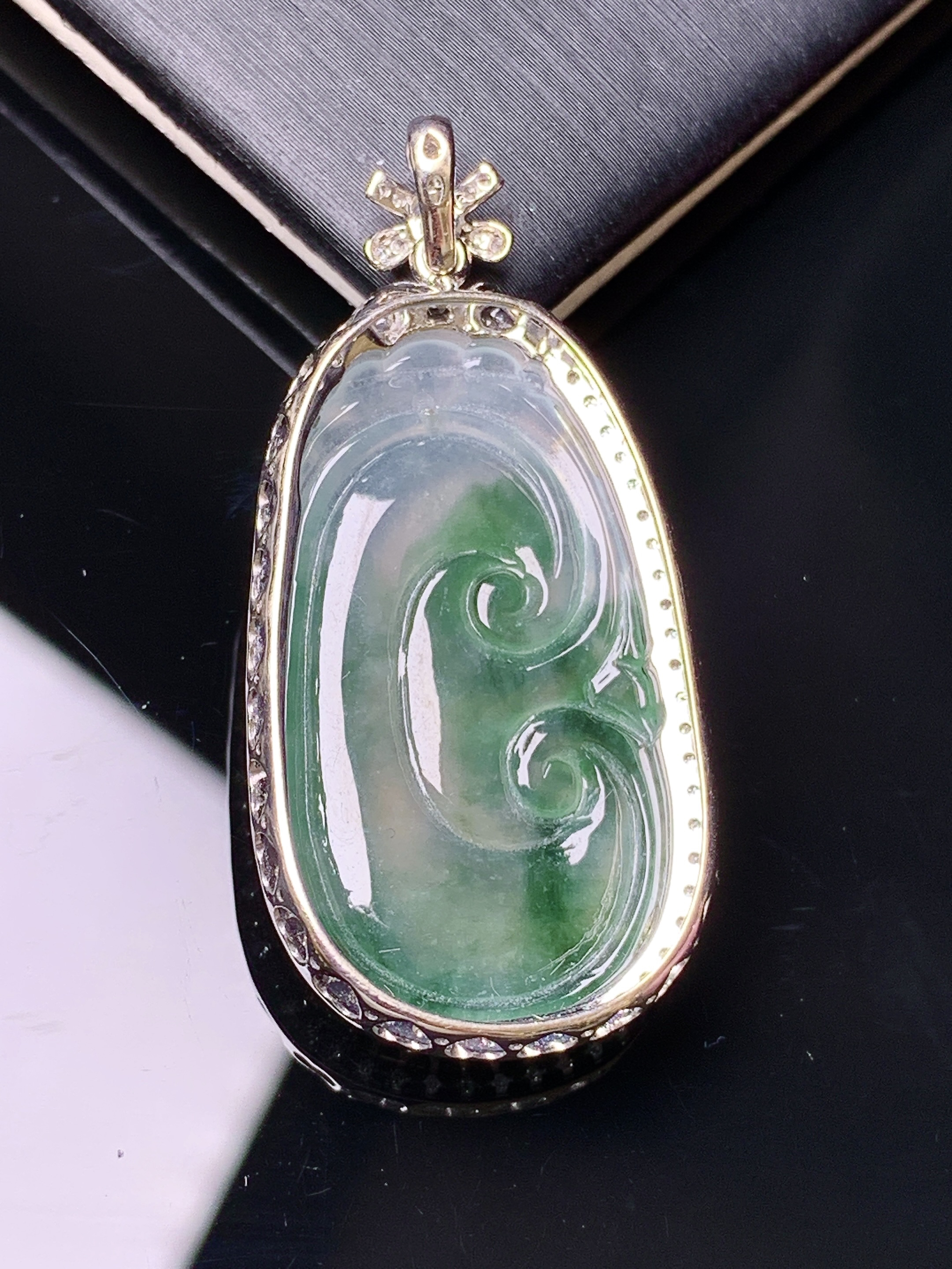 18k金钻镶嵌飘绿如意吊坠 玉质细腻 色泽艳丽清新 水润亮眼 整体尺寸40*19.3*6.5yz