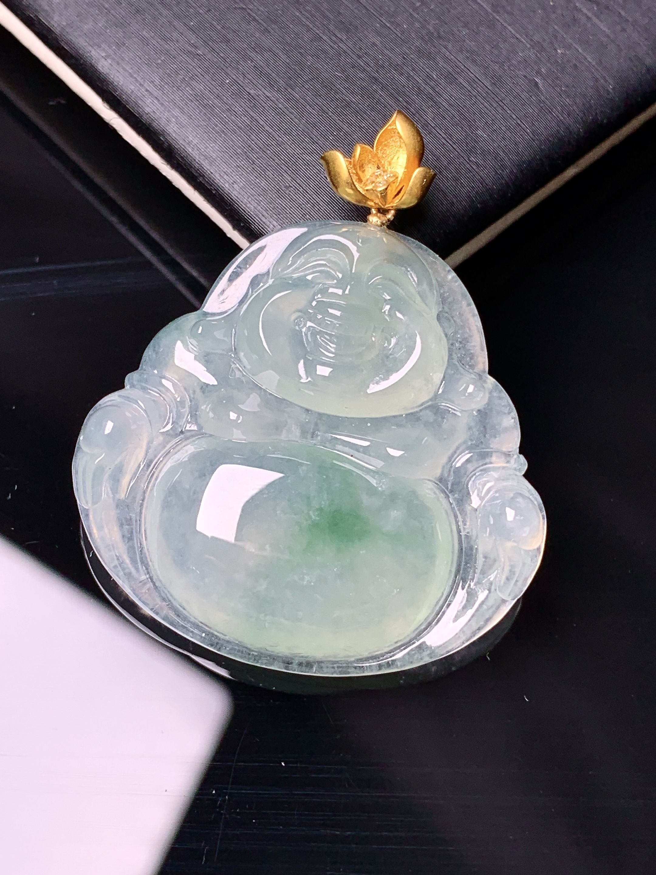 18k金镶嵌冰种飘绿佛公吊坠 玉质细腻 色泽艳丽清新 水润亮眼 整体尺寸37*31*6.2d1
