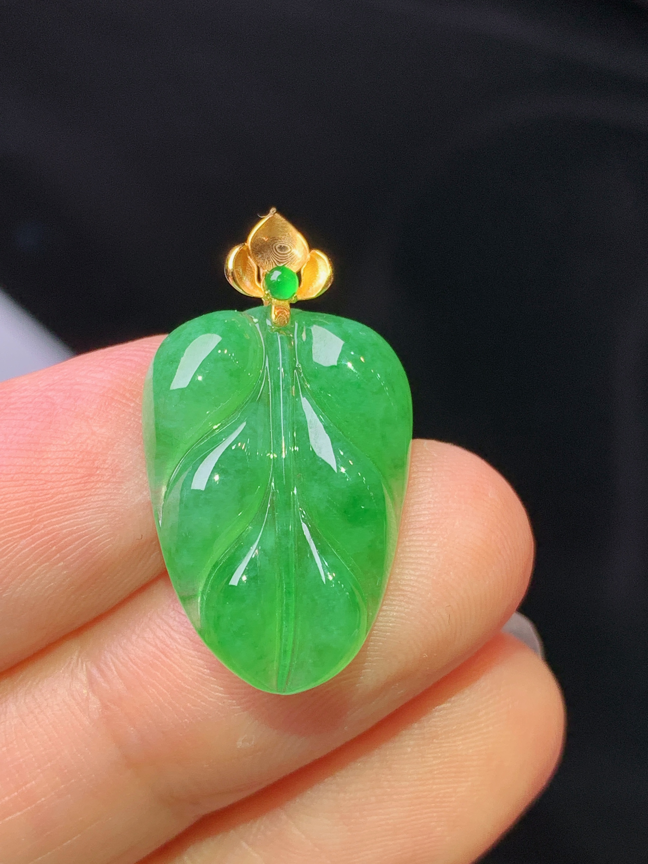 18k金镶嵌翠绿树叶吊坠 玉质细腻 色泽艳丽清新 水润亮眼 整体尺寸25.5*14*3.5j2