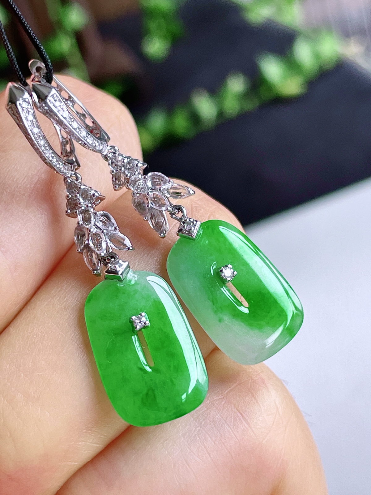 【镶嵌】冰阳绿福贝耳坠 
【说明】缅料 18k金镶嵌 性价比高  
【整体】36
【裸石】14-9.6-1.6