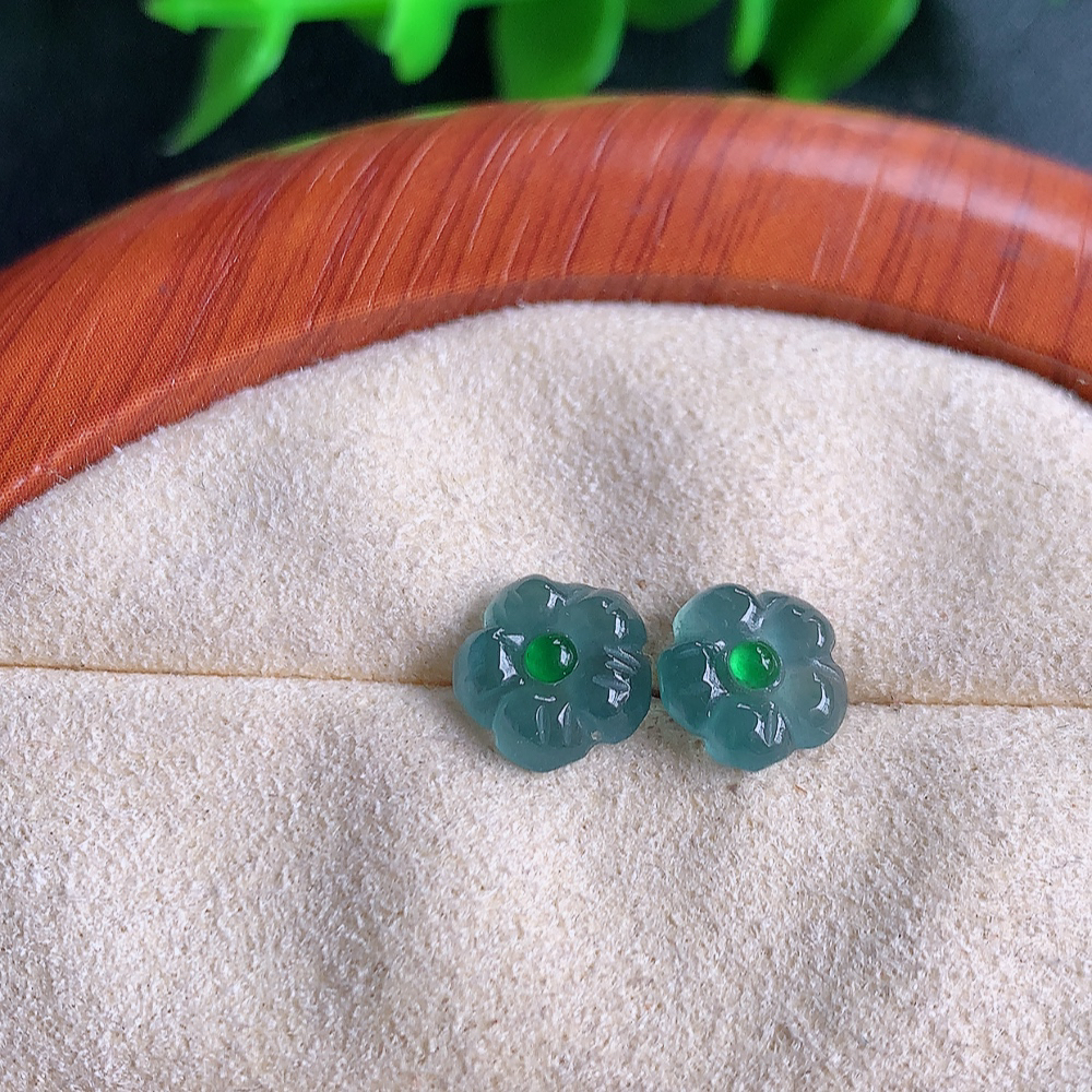 18k金冰晴水翡翠耳钉，自然光实拍，翠色灵动，颜色漂亮，种老水足，品相佳，佩戴佳品！W357.11  取一整体尺寸：7.8-2.5mm