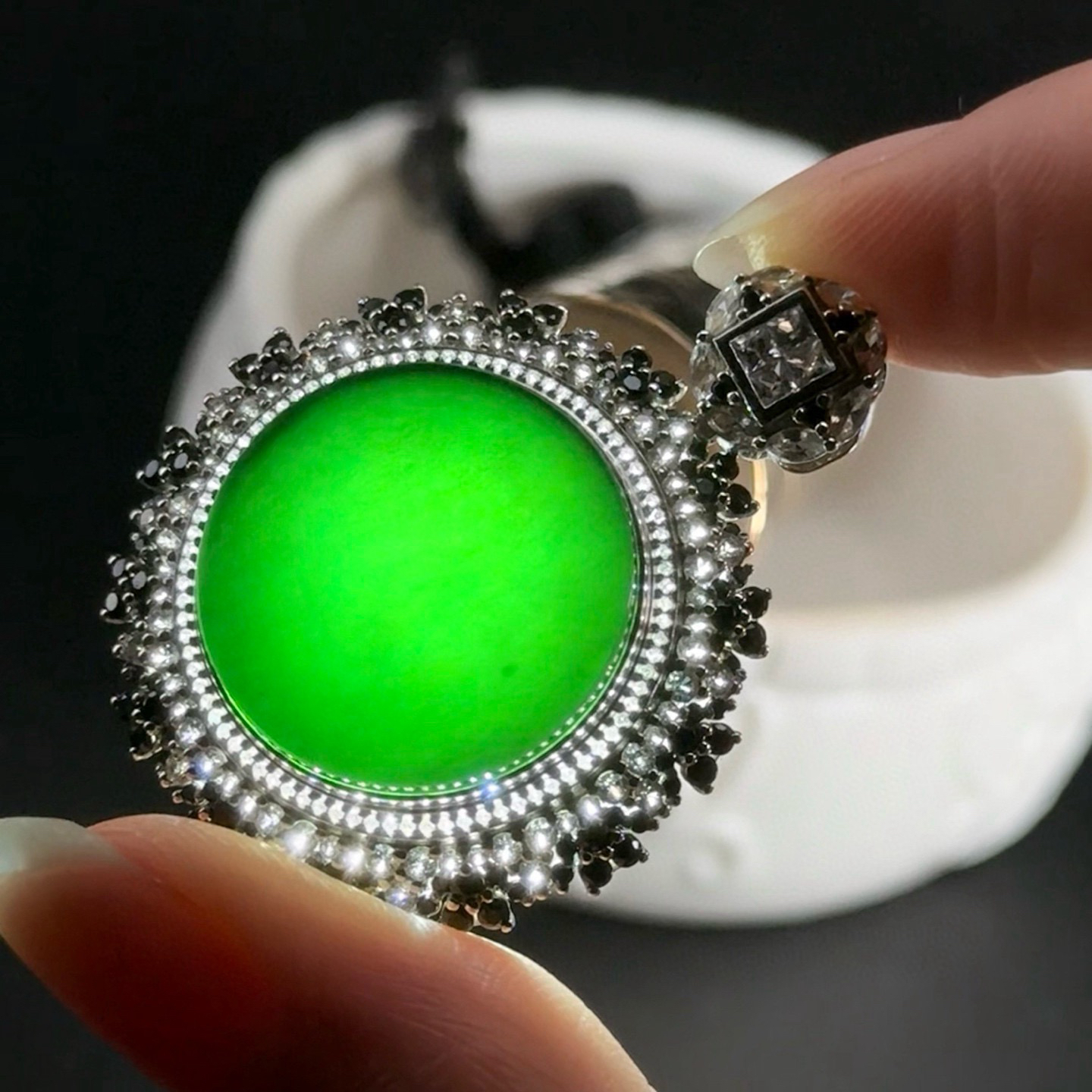 精品18k墨翠圆牌吊坠 种好色正 黑度极好 打灯通透 油性十足 尺寸40.2