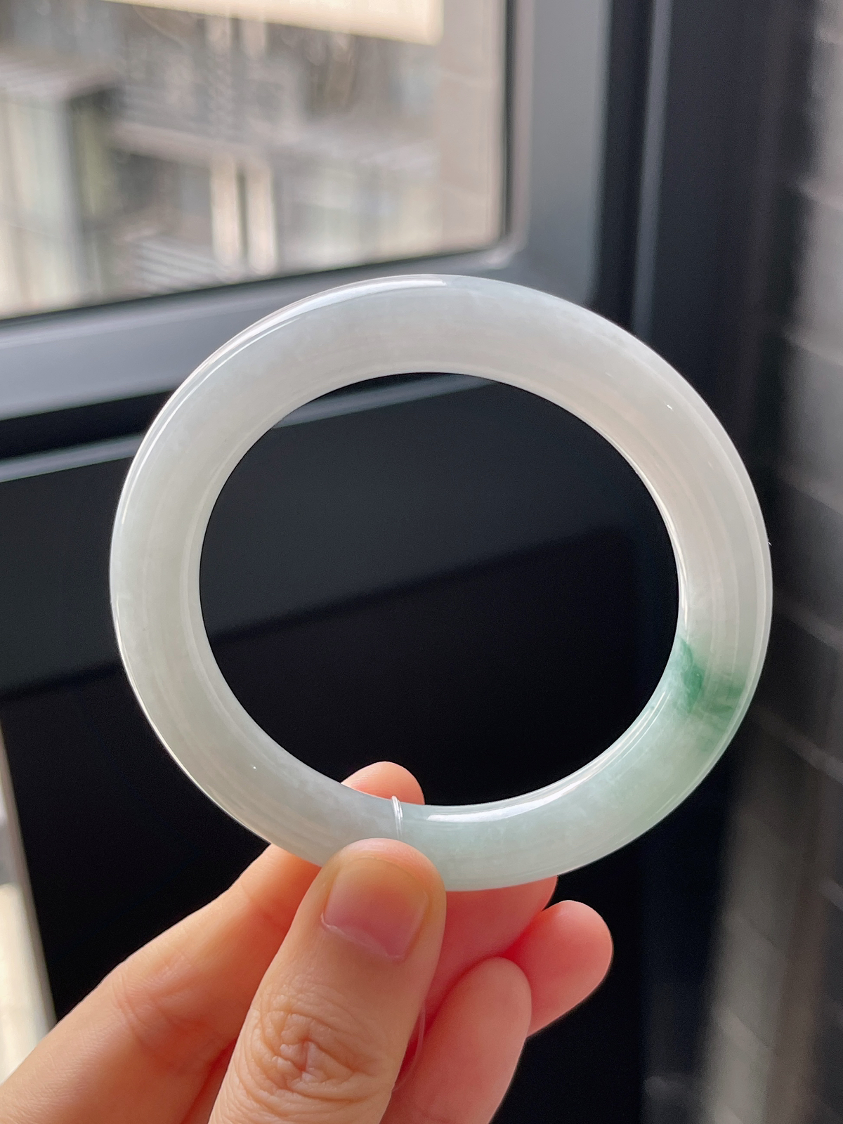 圆镯52圈口，翡翠糯化种飘绿手镯