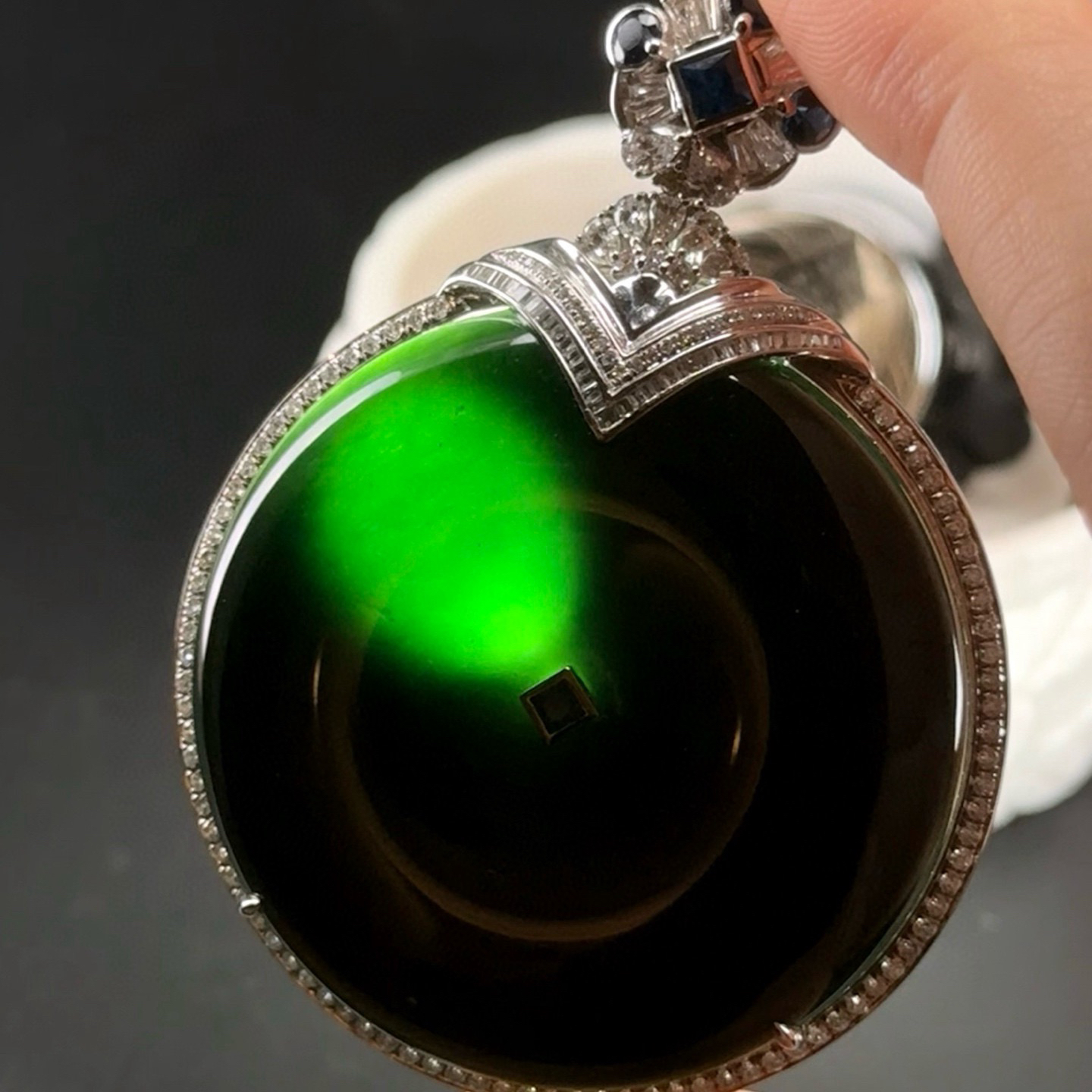 精品18k墨翠超大平安扣 种好色正 黑度极好 打灯通透 油性十足