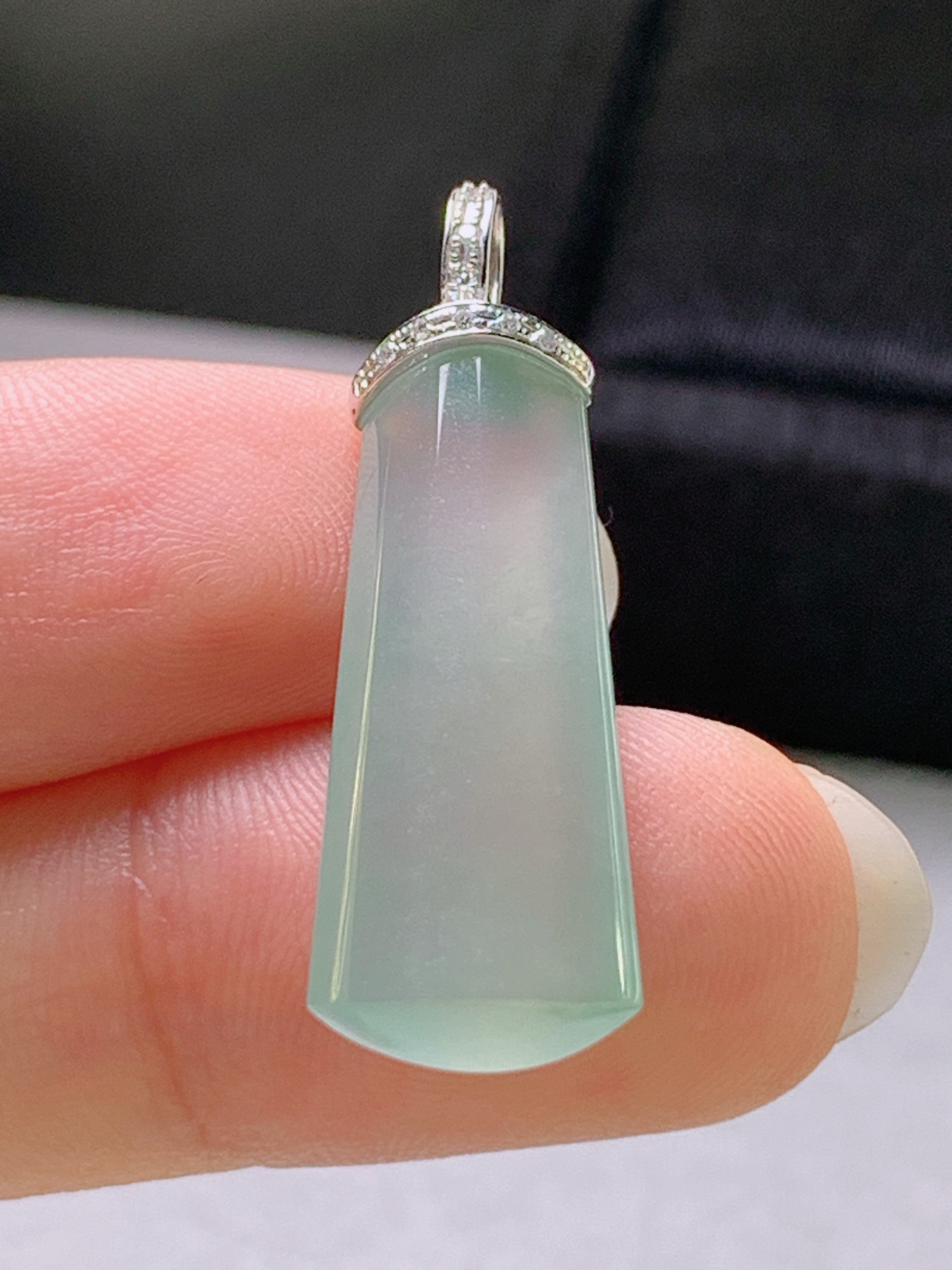 高冰晴底无事牌吊坠，冰透水润

裸石24.9-10.2-4.9
整体31.6