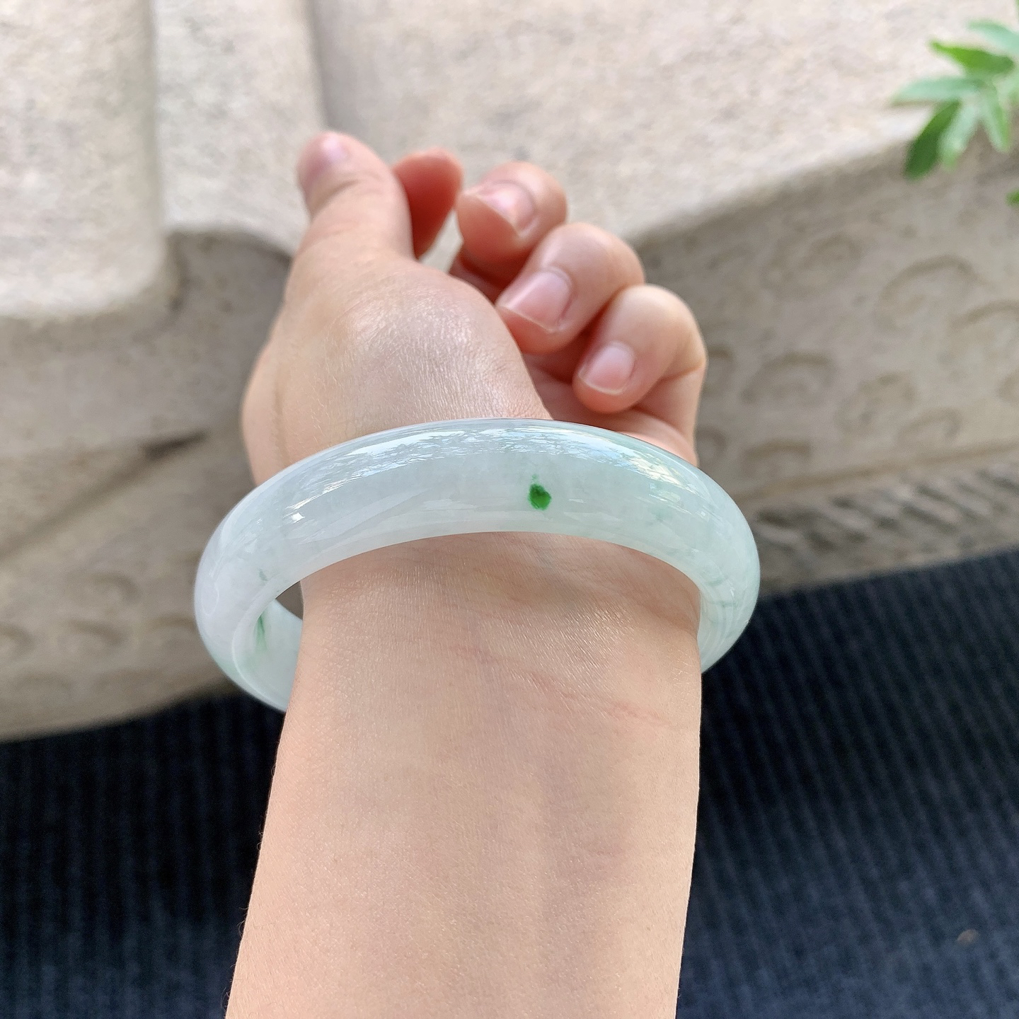 【圈口】59/13.5/7.6
【描述】细糯飘绿，水润，种老，细腻，无纹裂！