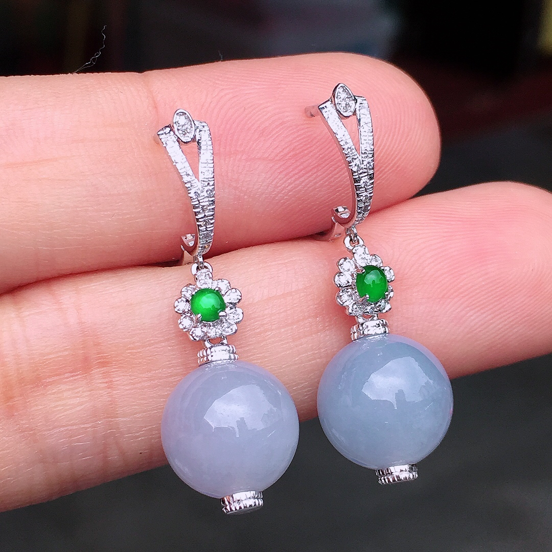 紫罗兰珠子耳坠，色泽均匀艳丽，玉质细腻，荧光感超
强，饱满圆润，尽显优雅气质，18k
金豪华镶嵌