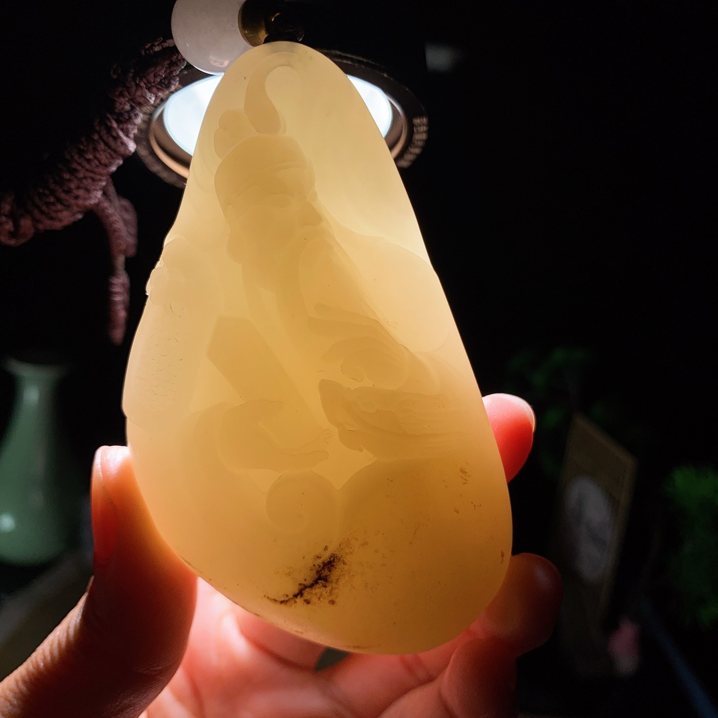 收藏级！新疆和田玉白玉籽料忠义千秋关公把件！尺寸85/49/26重163克。玉质细腻油润。手推出油。品相大气 lt260410