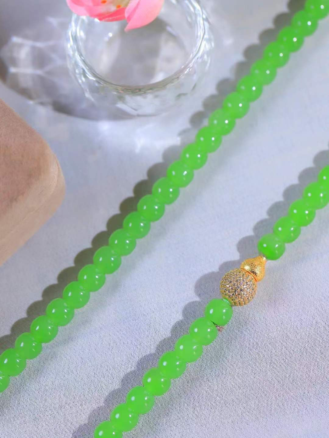 （老型珠.项链）

典藏级臻品️和田玉碧玉果绿老型珠项链 玉质温润细腻 佩戴舒适。间关莺语花底滑，一生美好时光，无论身在何处，都有它相伴相守。事事顺遂，幸福美满，吉祥如意。重59克   尺寸取一5.8-6.9mm   FDT-79401031