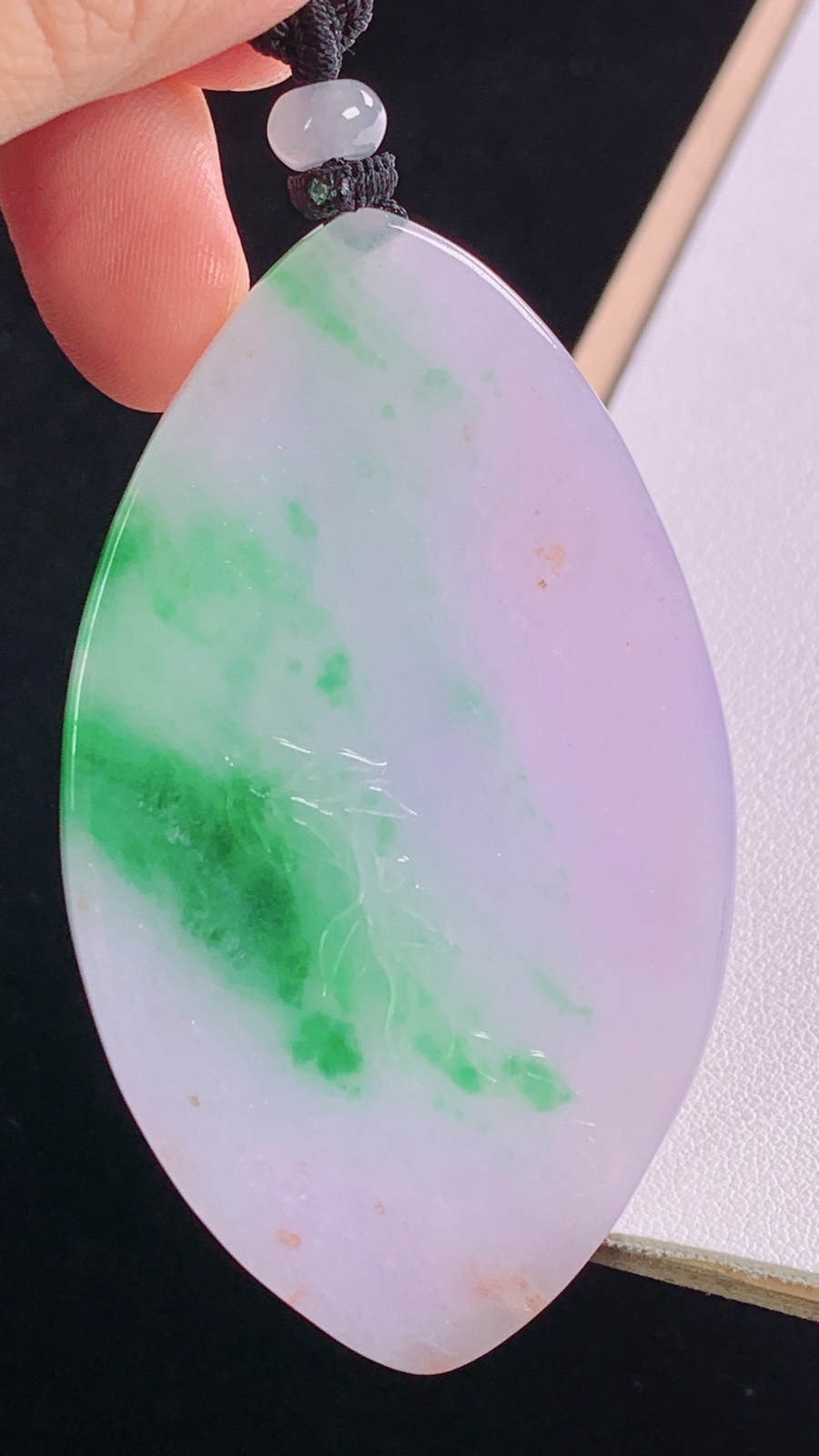 春彩大势至菩萨
色彩丰富，底子细腻，
尺寸:77.2-70.6-41.1-5.6mm 9