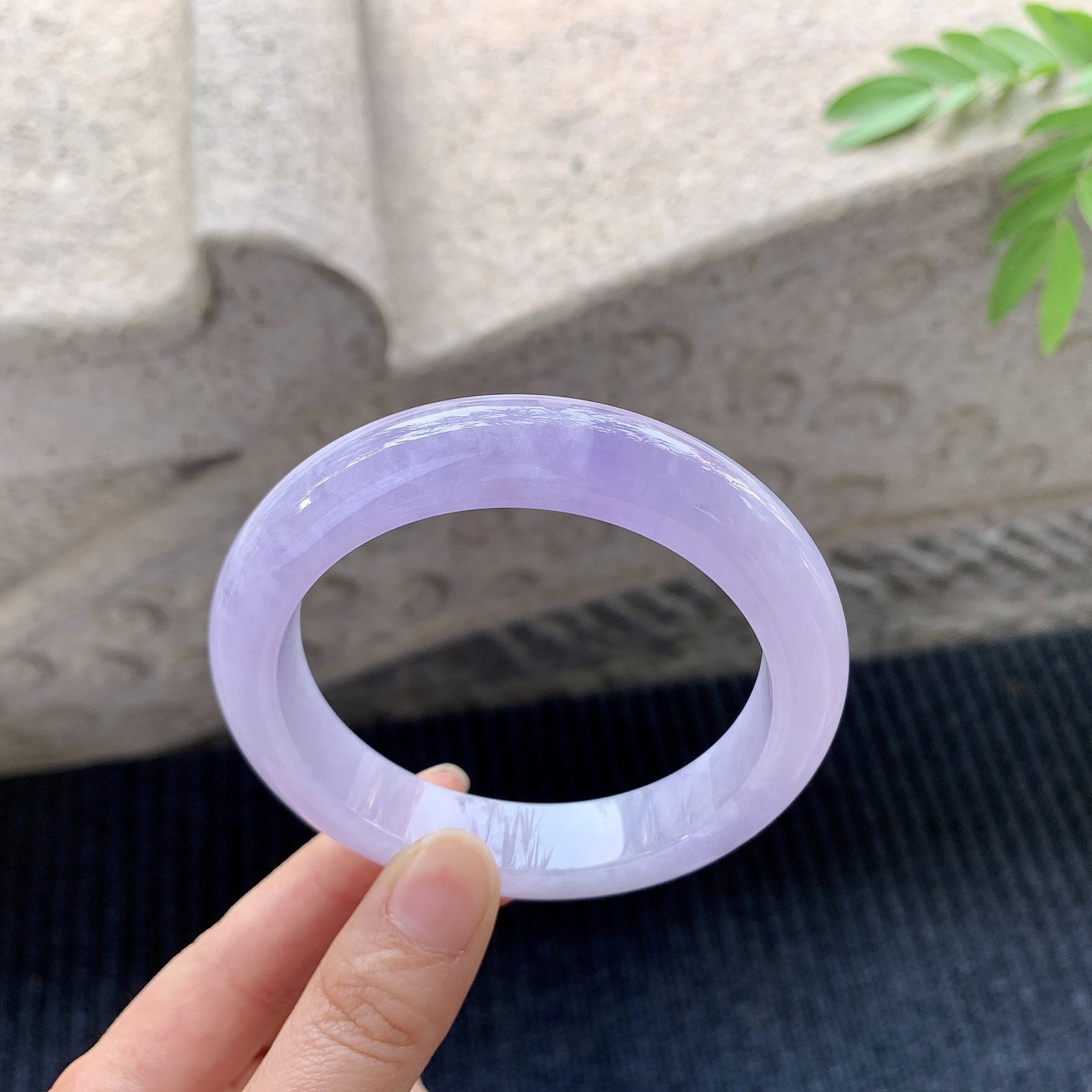 正圈59 60
【圈口】60.5/13.1/9.1
【描述】紫罗兰，满紫，水润，种老，细腻，打灯有晶体线！