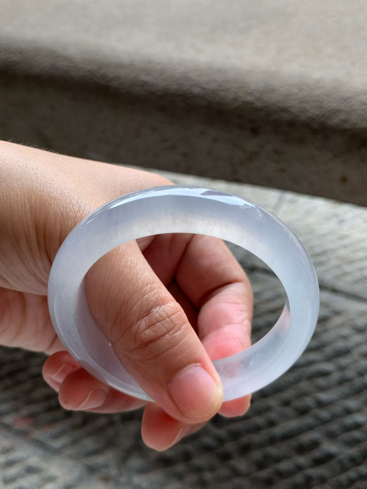 飘绿丝正圈手镯，尺寸53*12.5*8.5 老坑种水，底子纯净细腻，通透无比，清润水灵，起光起胶，微淡紫底，色调柔和，一抹绿花灵气清新！