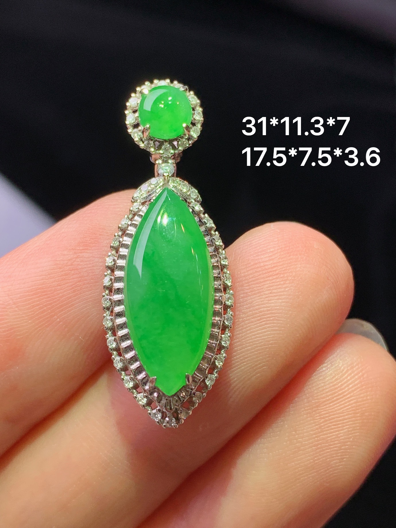 18k金钻镶嵌翠绿马眼吊坠 玉质细腻 色泽艳丽清新 水润亮眼 整体尺寸31*11.3*7j2