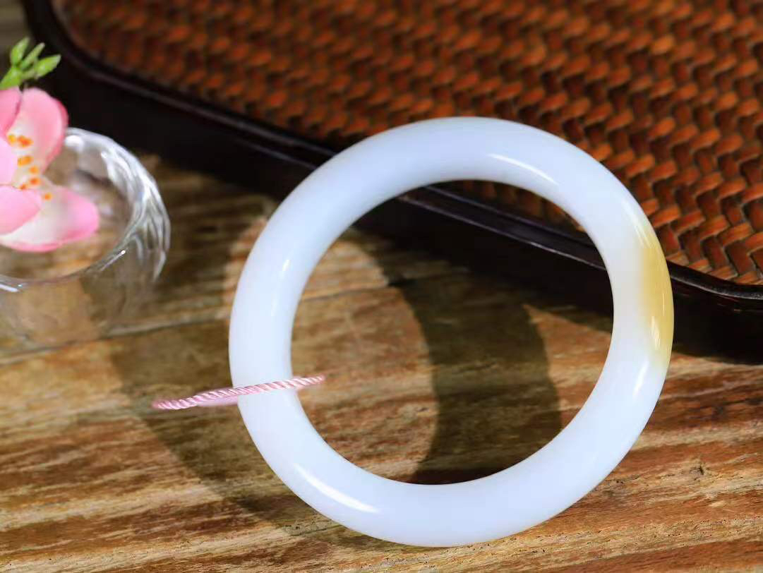 【暖玉生香·手镯】

精品和田玉糖白玉手镯，质地油润细腻，色泽高贵典雅，镯型古朴典雅。在诗情画意的雨巷相遇，你是我腕间的一抹风情，有你眸有深情，清风荡漾湖间静水，我愿俯身低眉，在烟波涟漪处，寻你深情倩影。内径54.5mm尺寸12-9.5mm重54.5克  69401158A