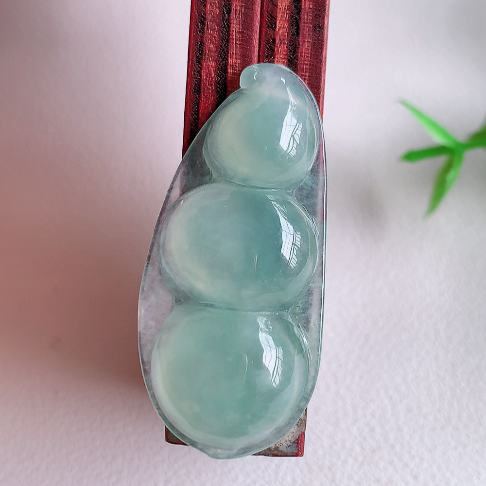 冰润福豆翡翠挂件，老种飘花  冰清玉洁  胶感十足  寓意“四季平安，福气满满”颜色鲜艳，清新自然，饱满通透   W357.11  尺寸：39-18-5.8mm