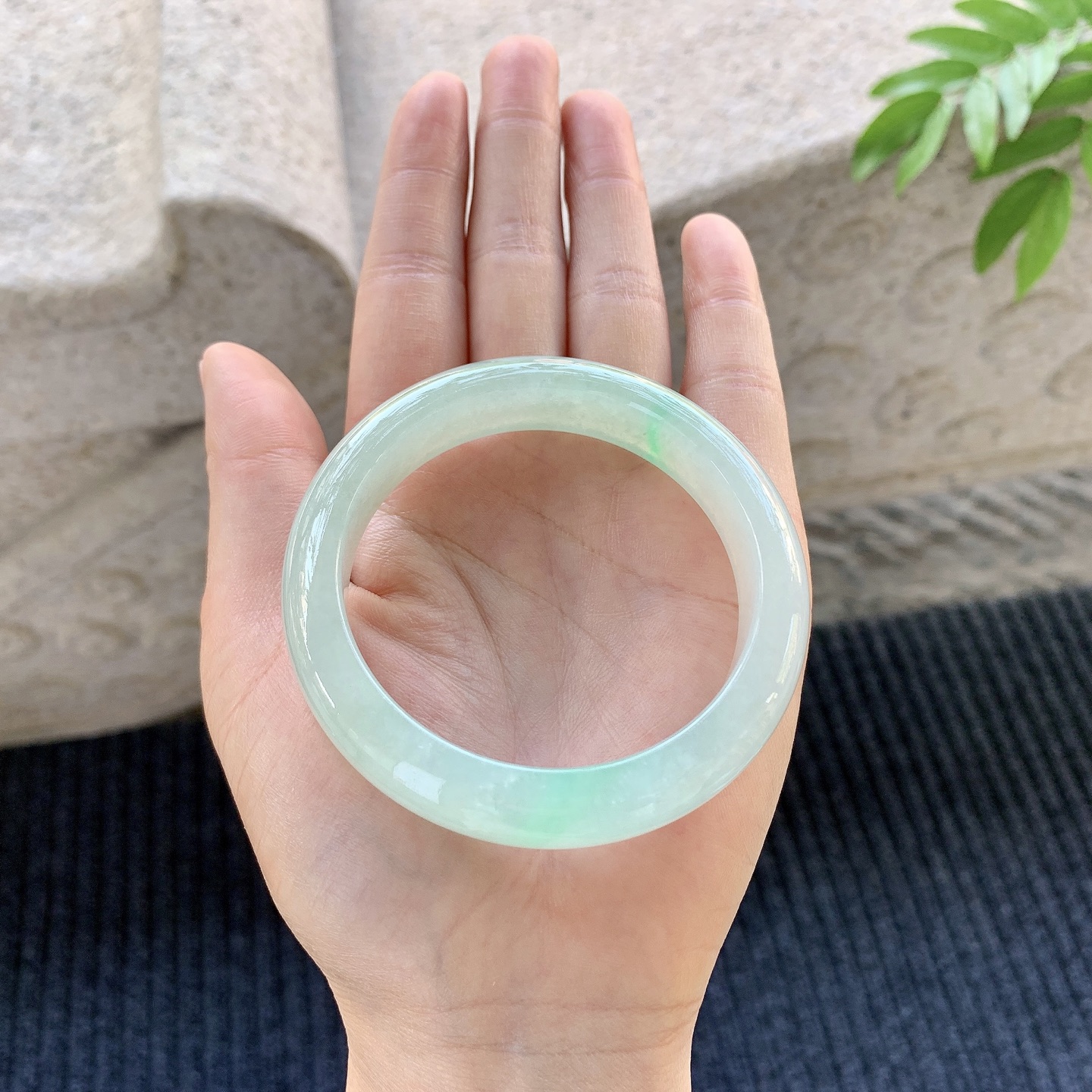 正圈53 54【圈口】54.2/12.2/8.2【编码】A1121034【描述】糯冰飘绿，水润，种老