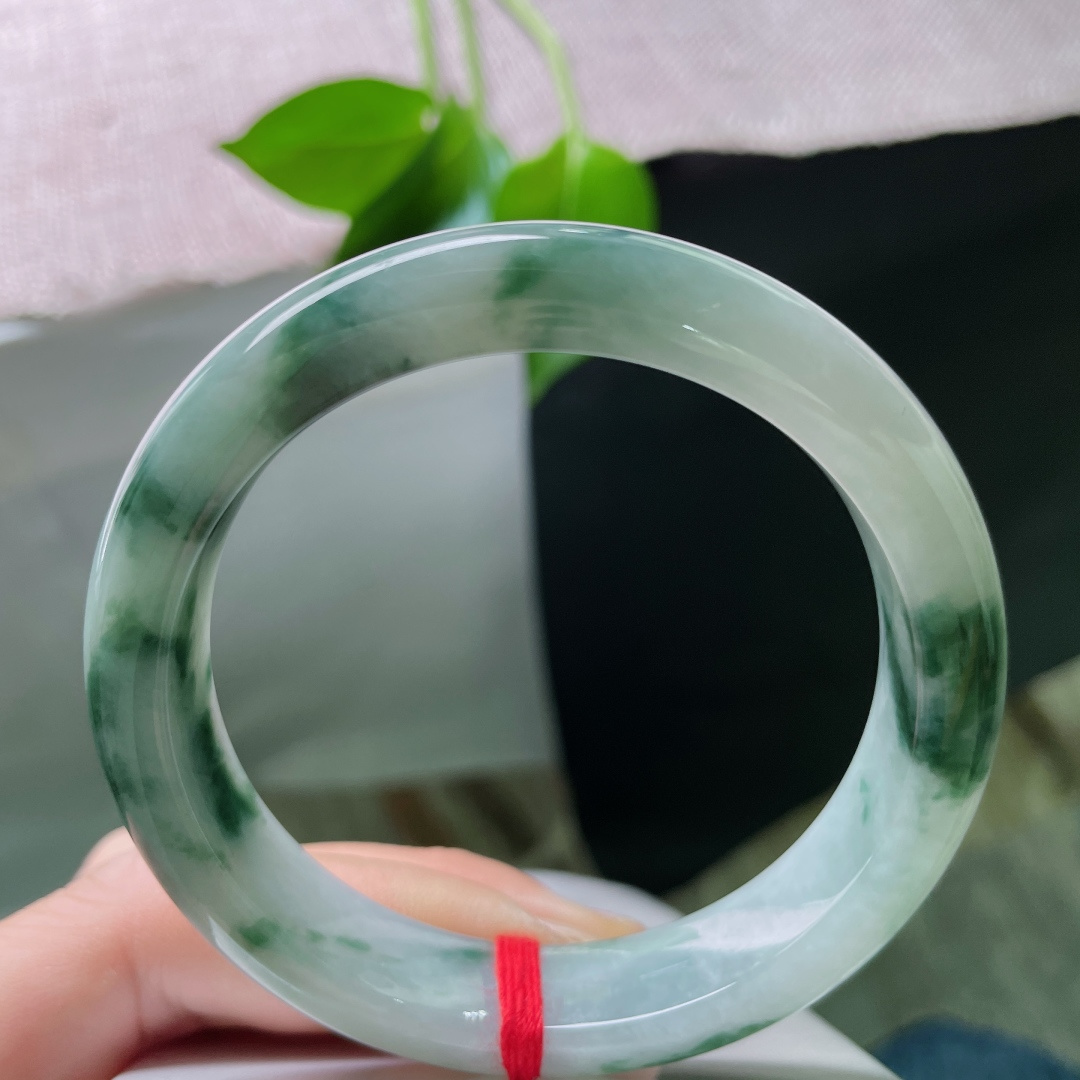 56/12.2/8.4，飘花正圈，底子细腻干净，玉含灵韵，花自飘零。有纹，ss49379a