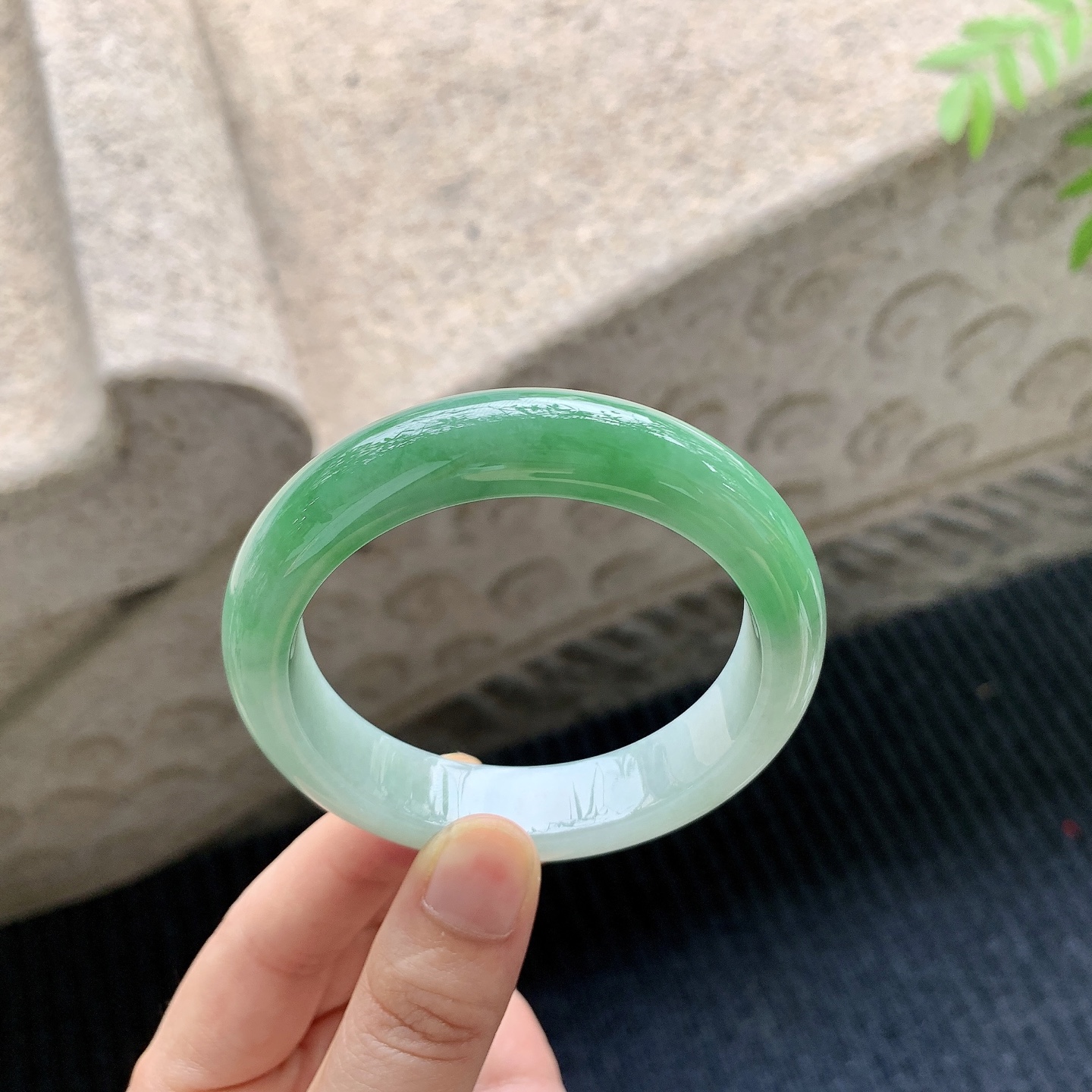 正圈53 54【圈口】54.3/12.8/8.5【编码】A1041210【描述】细糯飘绿，水润，种老，细腻，无裂