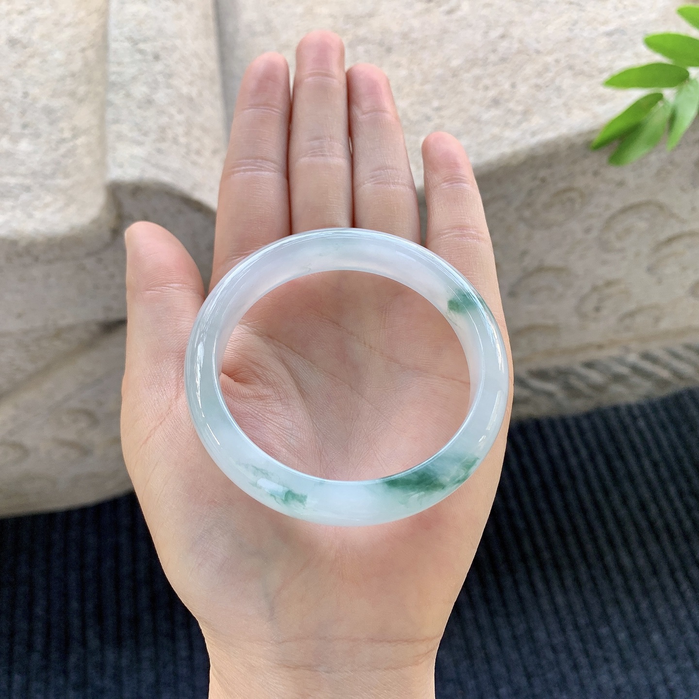 正圈52 53【圈口】53.8/11.4/7.1【编码】A1120641【描述】糯冰飘花，水润，种老，细腻，打灯有 絮线