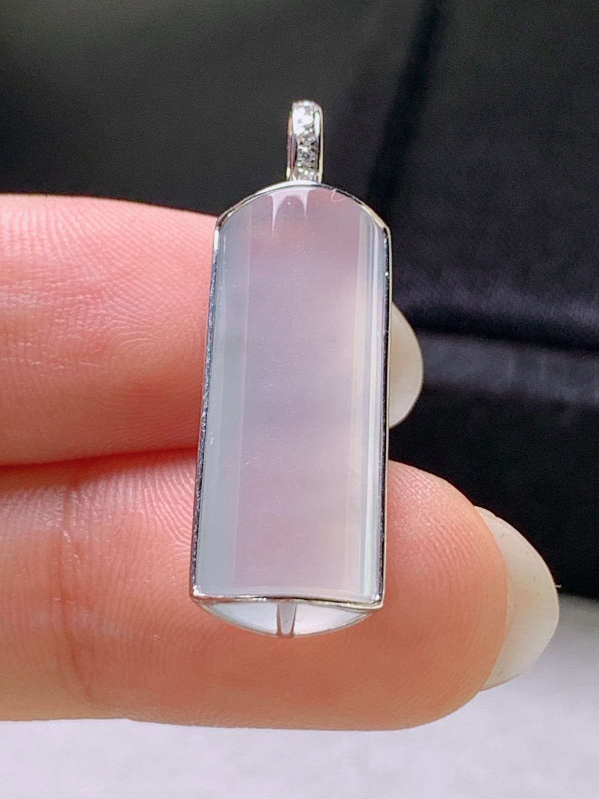 高冰无事牌吊坠，冰透细腻

裸石23.2-9.4-5.5
整体29.6