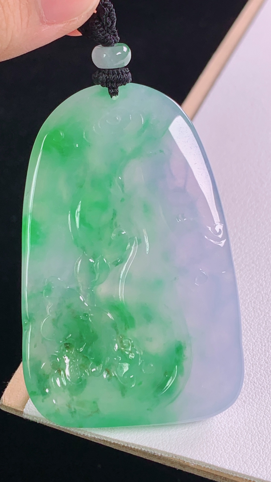 冰飘绿观音菩萨
花色灵动，光感十足，
尺寸:66.8-60.4-39.2-7.7mm