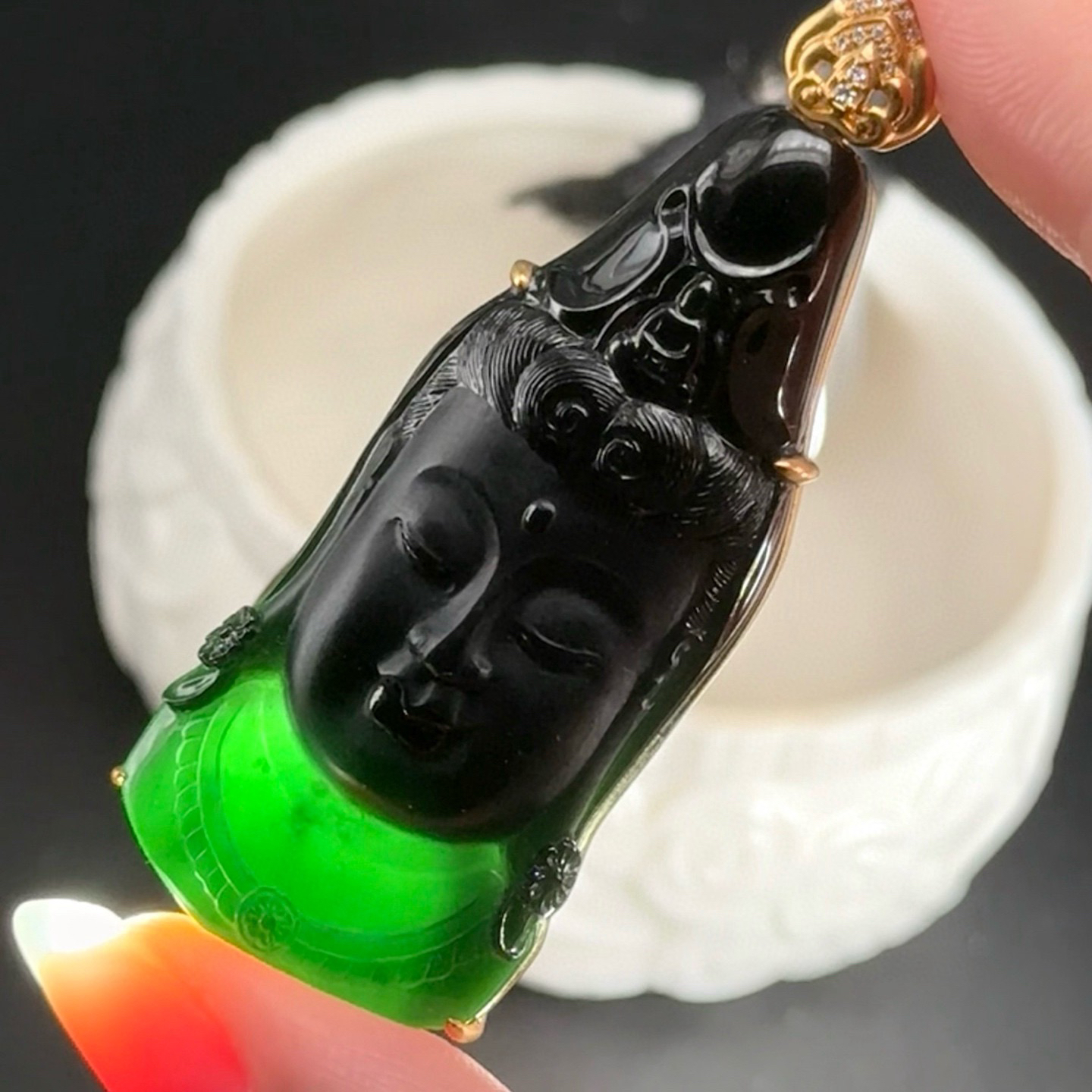 精品18k墨翠观音头 种好色正 黑度极好 打灯通透 油性十足 尺寸57.6