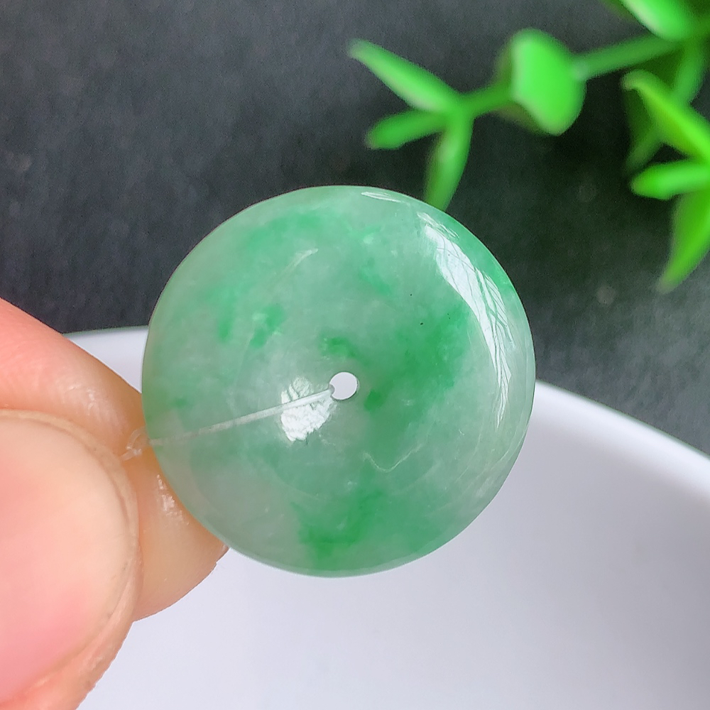 冰润飘绿平安扣吊坠，厚装饱满，冰润剔透，细腻水足，种质润泽，飘花灵动，佩戴优雅大气，W49.12   尺寸：20.2-3.6mm