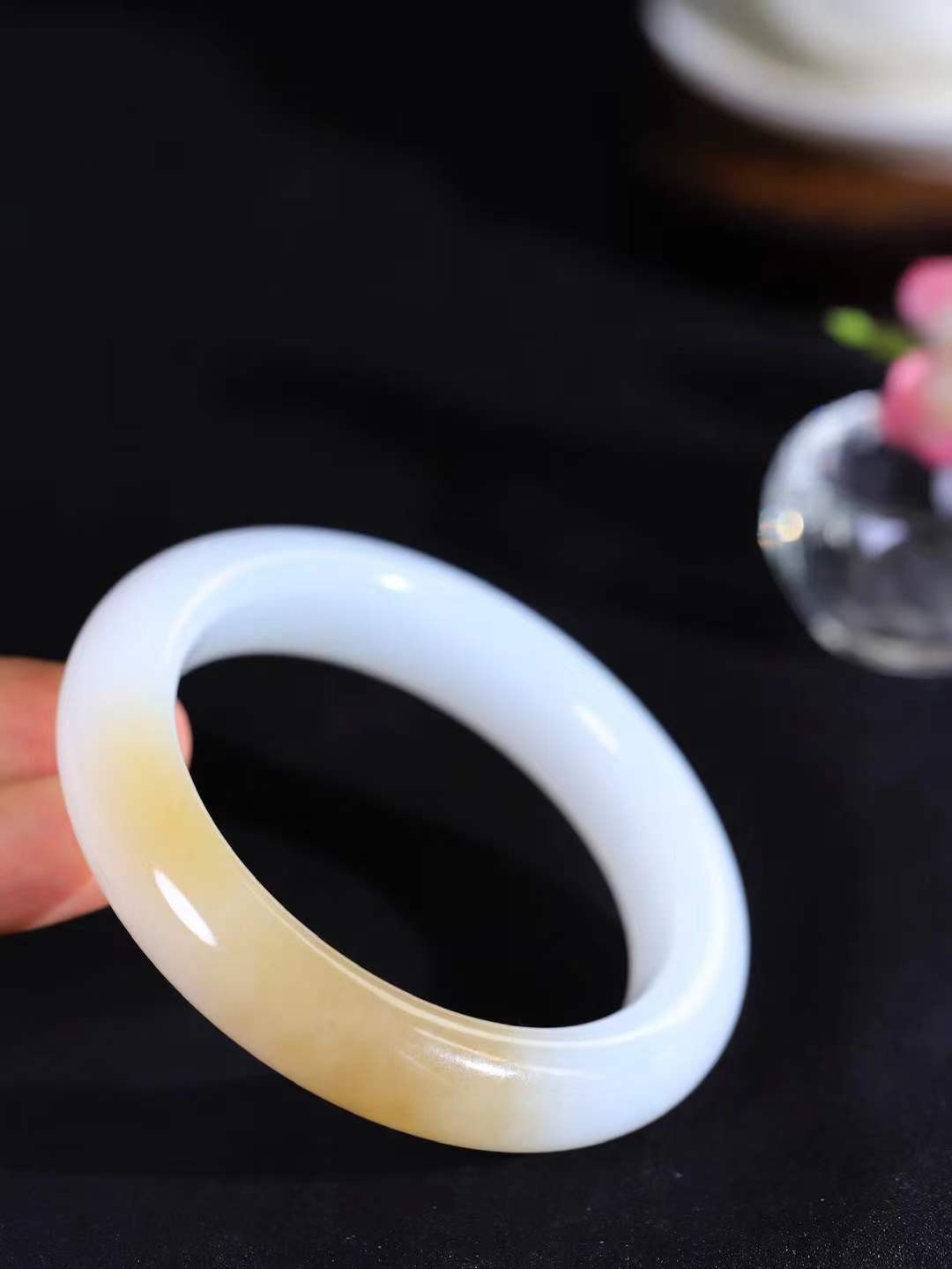 （温柔雅致.手镯）

精品和田玉糖白玉手镯。镯型饱满，温润细腻，脂润沁香。️执一卷书，沏一盏茶