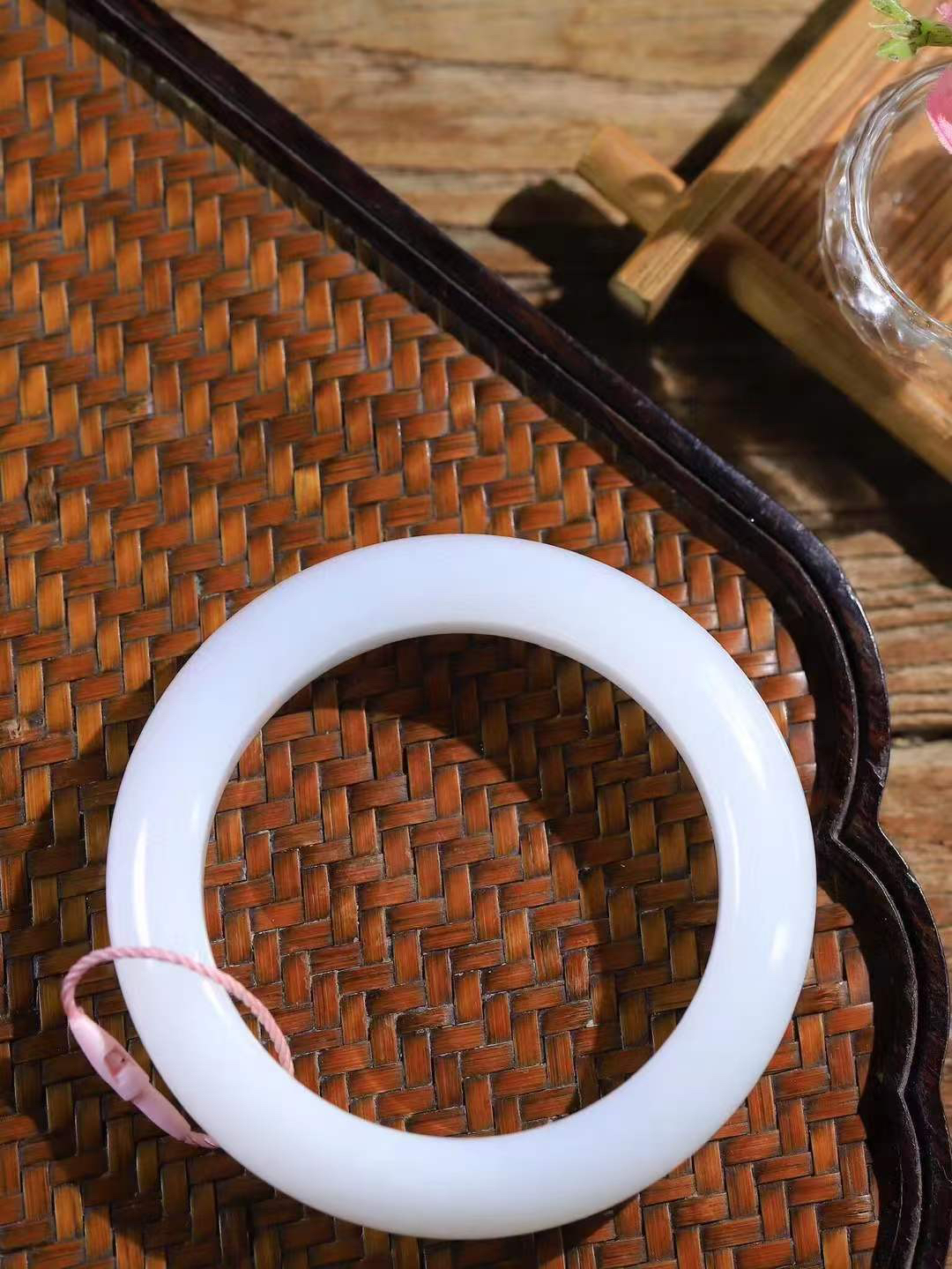 【腕间柔情.手镯】   

精品和田玉糖白玉手镯 玉质温润细腻 油性十足 古朴秀雅 轻抚岁月的栏杆软香温玉，腕间玉镯轻轻晃动，令人情动心间，撷一缕月末的芬芳，把心思铺陈，时光静美，惟有你最温柔。重77.2克   尺寸55.5-14.8-10.5mm  46401155A