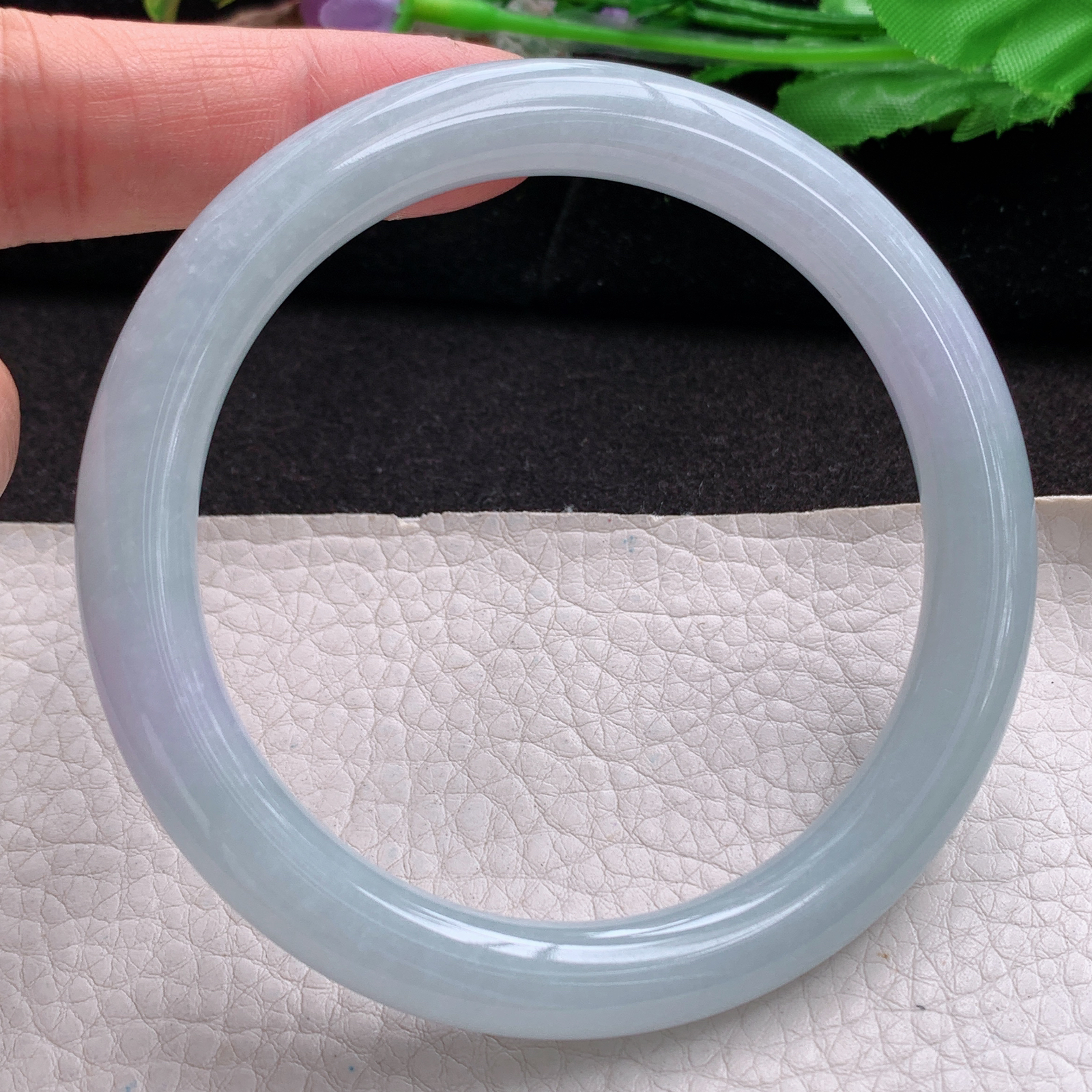 js大圈口64*9.5美人镯 天然翡翠a货手镯浅绿胶感圆条正圈玉镯子