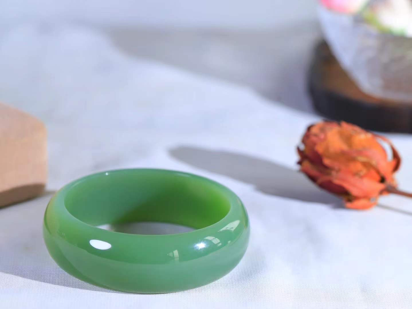 （碧色荡漾.手镯）

收藏级臻品和田玉碧玉手镯，灼灼其华想像靓妆淡伫 ，腕间绿意跳脱冰壶莹，坐间