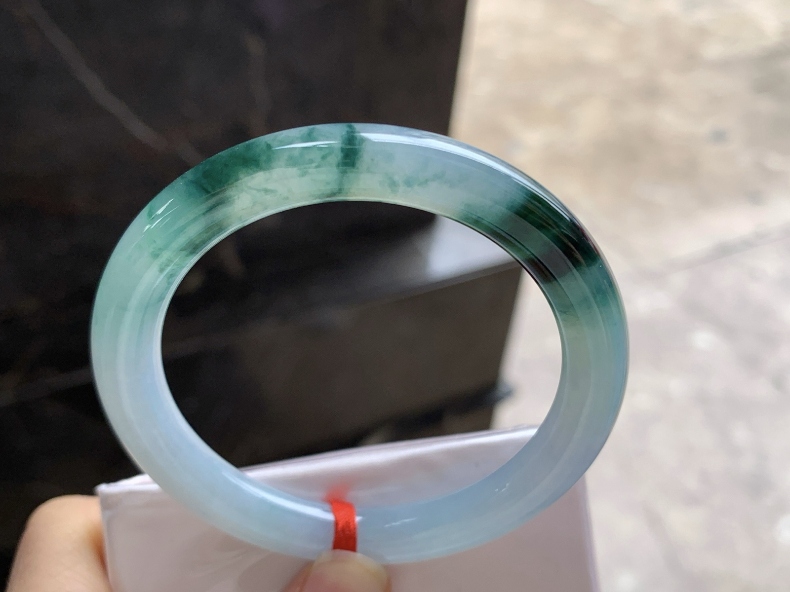 52-8.5

飘花圆条手镯^_^鲜艳 玉质温润