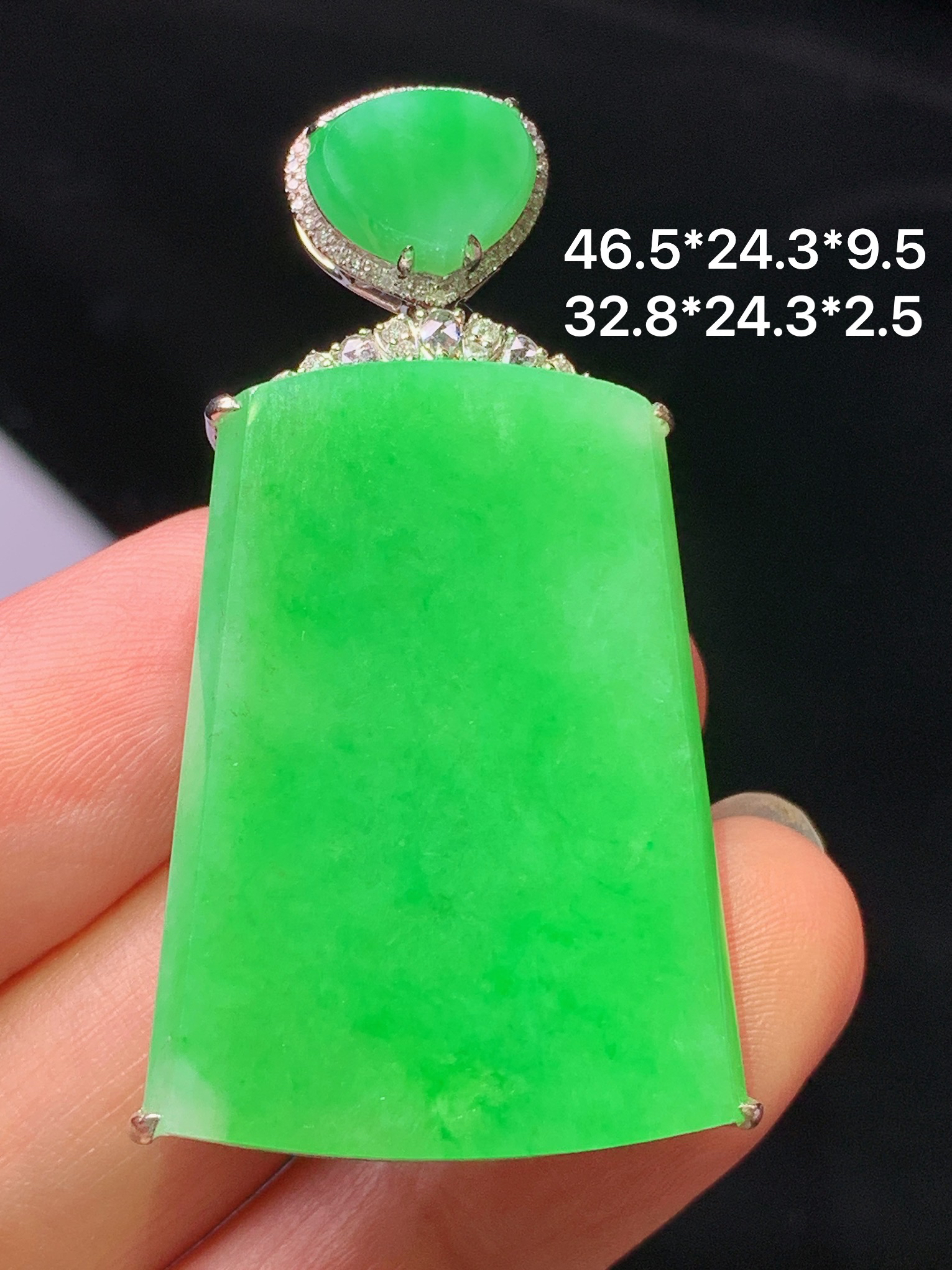 18k金钻镶嵌翠绿无事牌吊坠 玉质细腻 色泽艳丽清新 水润亮眼 整体尺寸46.5*24.3*9.5j2