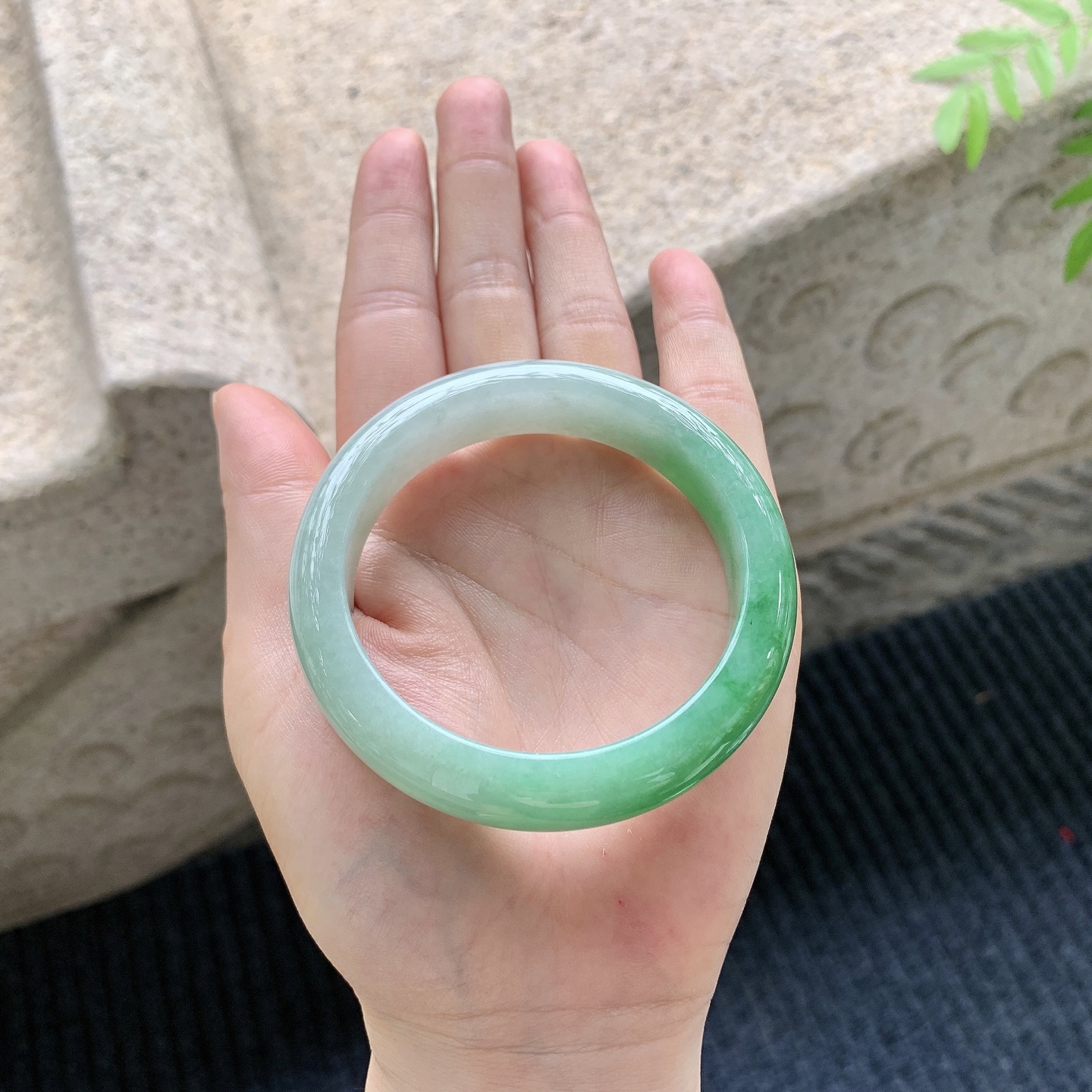 正圈53 54【圈口】54.3/12.8/8.5【编码】A1041210【描述】细糯飘绿，水润，种老，细腻，无裂