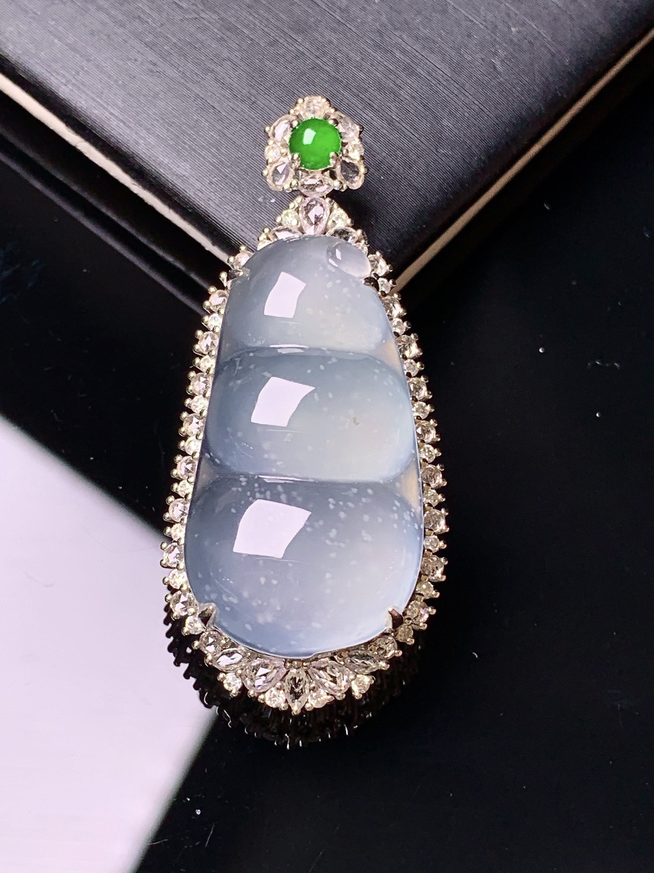 18k金钻镶嵌冰种四季豆吊坠 玉质细腻 色泽艳丽清新 水润亮眼 整体尺寸40.5*18.2*10.5