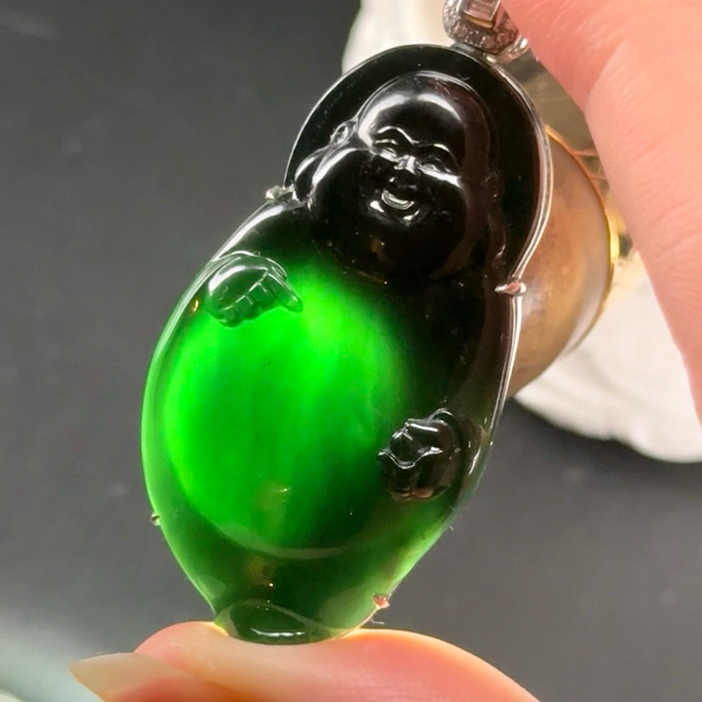 精品18k墨翠站佛 种好色正 黑度极好 打灯通透 油性十足 尺寸50.1