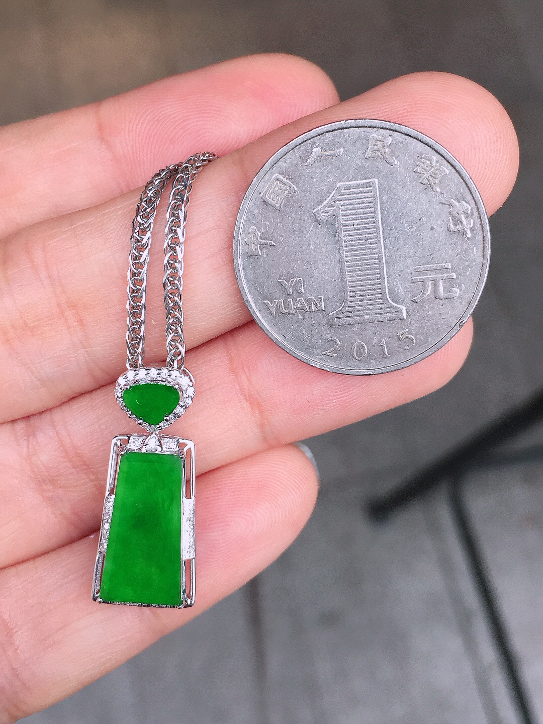 阳绿无事牌吊坠，色泽均匀艳丽，玉质细腻，荧光感超
强，饱满圆润，尽显优雅气质，18k
金豪华镶嵌