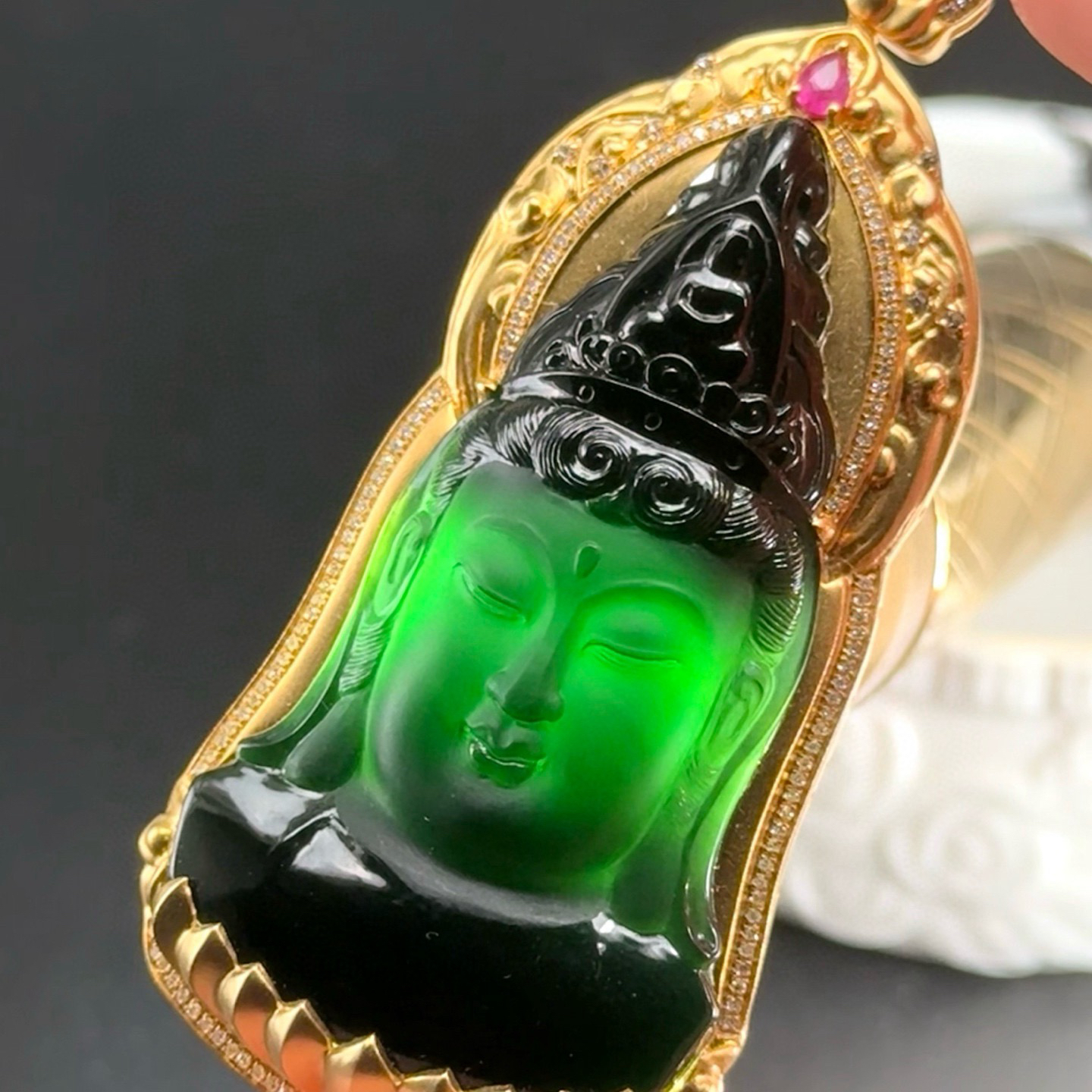 精品18k墨翠观音头 黑度极好 打灯通透  油性十足 尺寸68