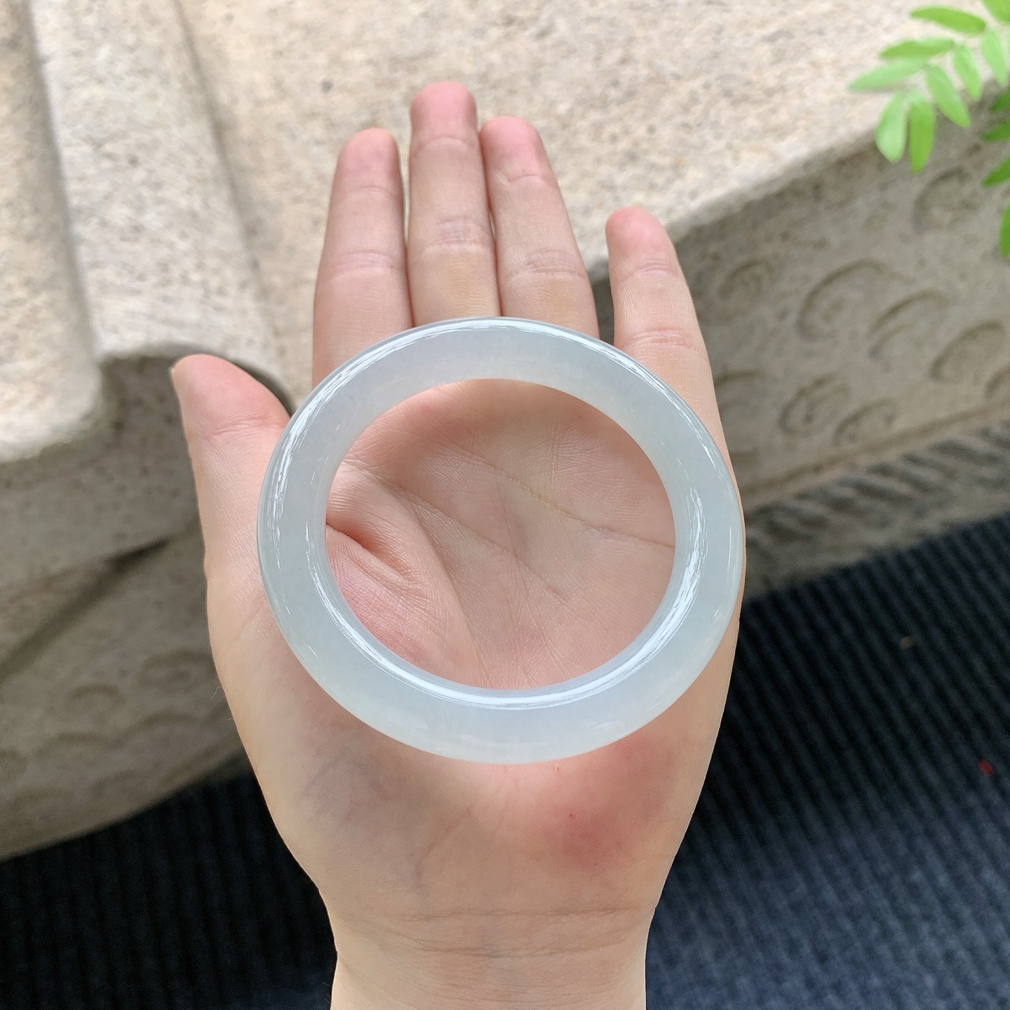 圆条52 53【圈口】52.8/10/10【编码】YT041223【描述】糯冰底色，水润，种老，细腻