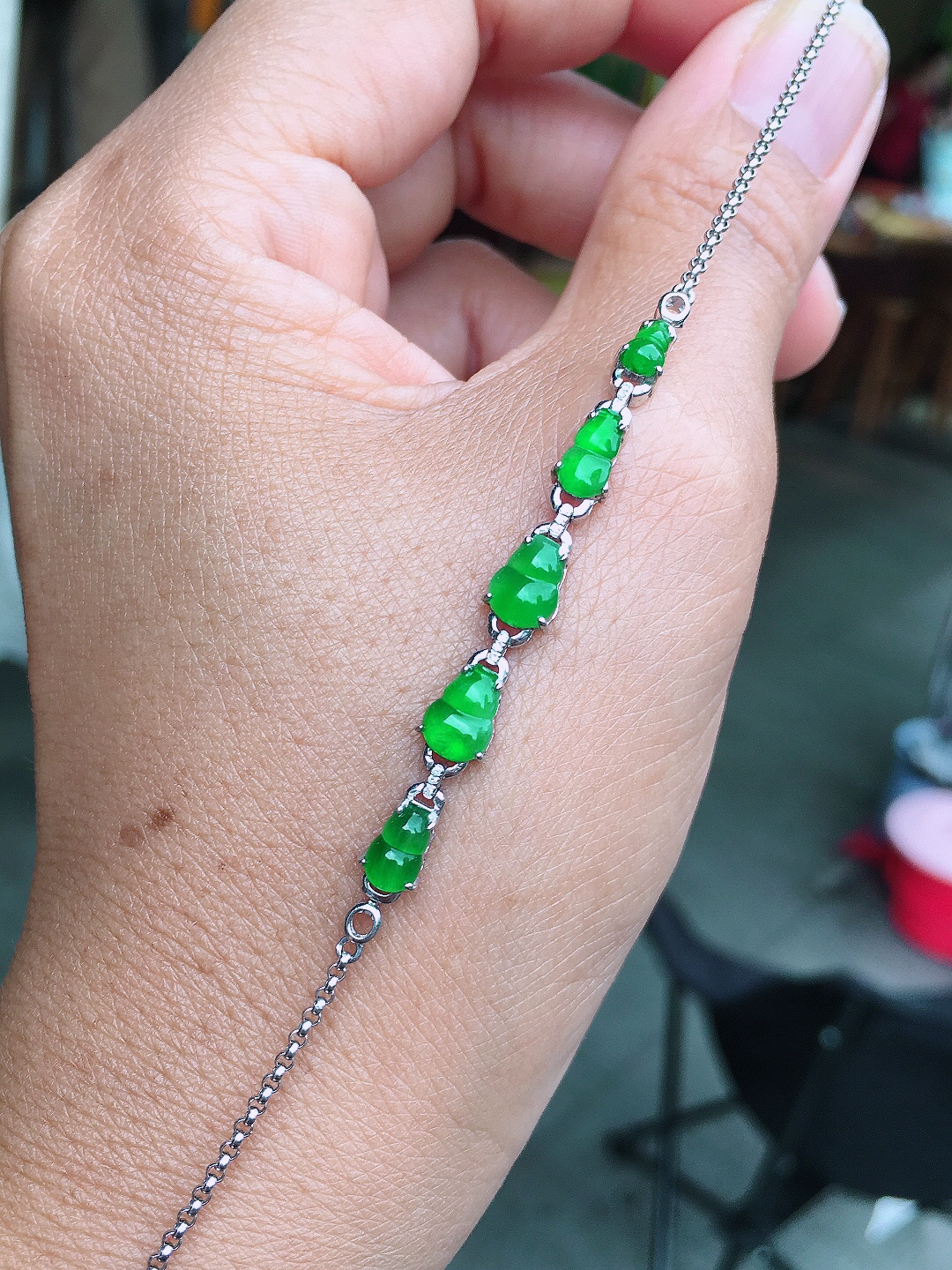 阳绿葫芦手链，色泽均匀艳丽，玉质细腻，荧光感超
强，饱满圆润，尽显优雅气质，18k
金豪华镶嵌