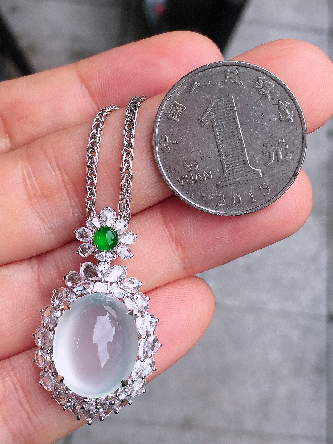 冰种蛋面吊坠，玉质细腻，荧光感超
强，饱满圆润，尽显优雅气质，18k
金豪华镶嵌