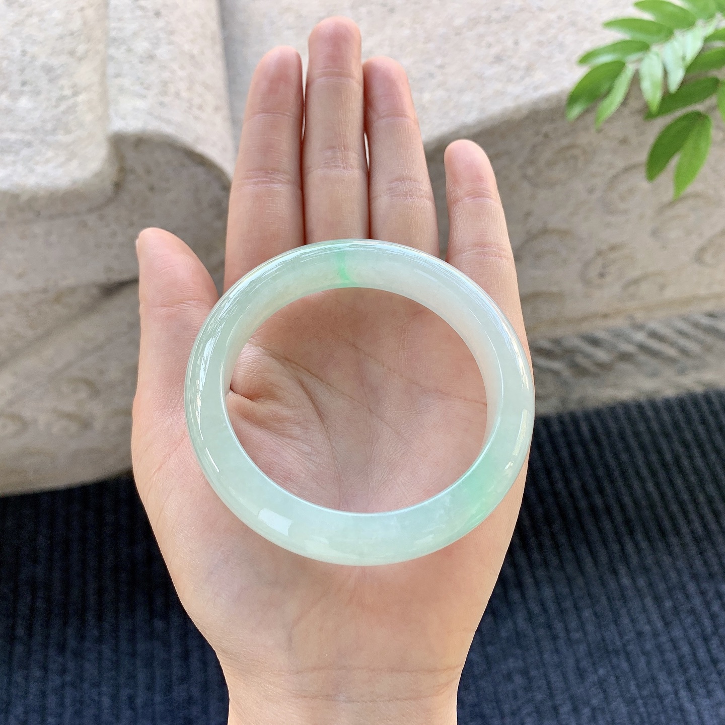 正圈53 54【圈口】54.2/12.2/8.2【编码】A1121034【描述】糯冰飘绿，水润，种老，细腻，打灯有絮线