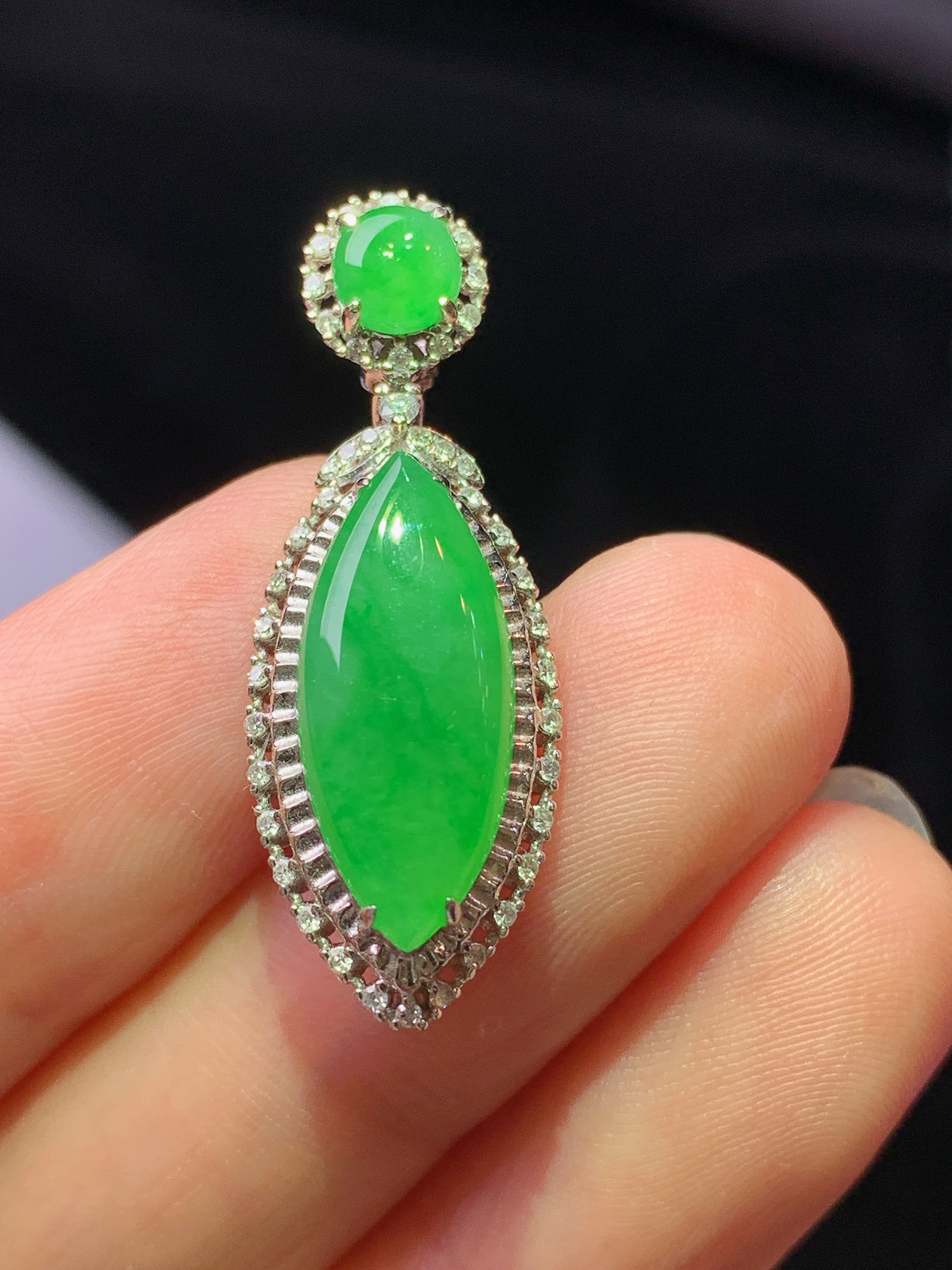 18k金钻镶嵌翠绿马眼吊坠 玉质细腻 色泽艳丽清新 水润亮眼 整体尺寸31*11.3*7j2