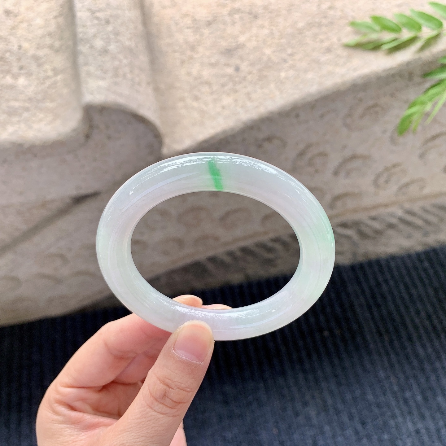 圆条52 53【圈口】53.7/10.5/10.3【编码】B2121156【描述】冰糯飘绿，水润，种老，细腻，打灯有絮线