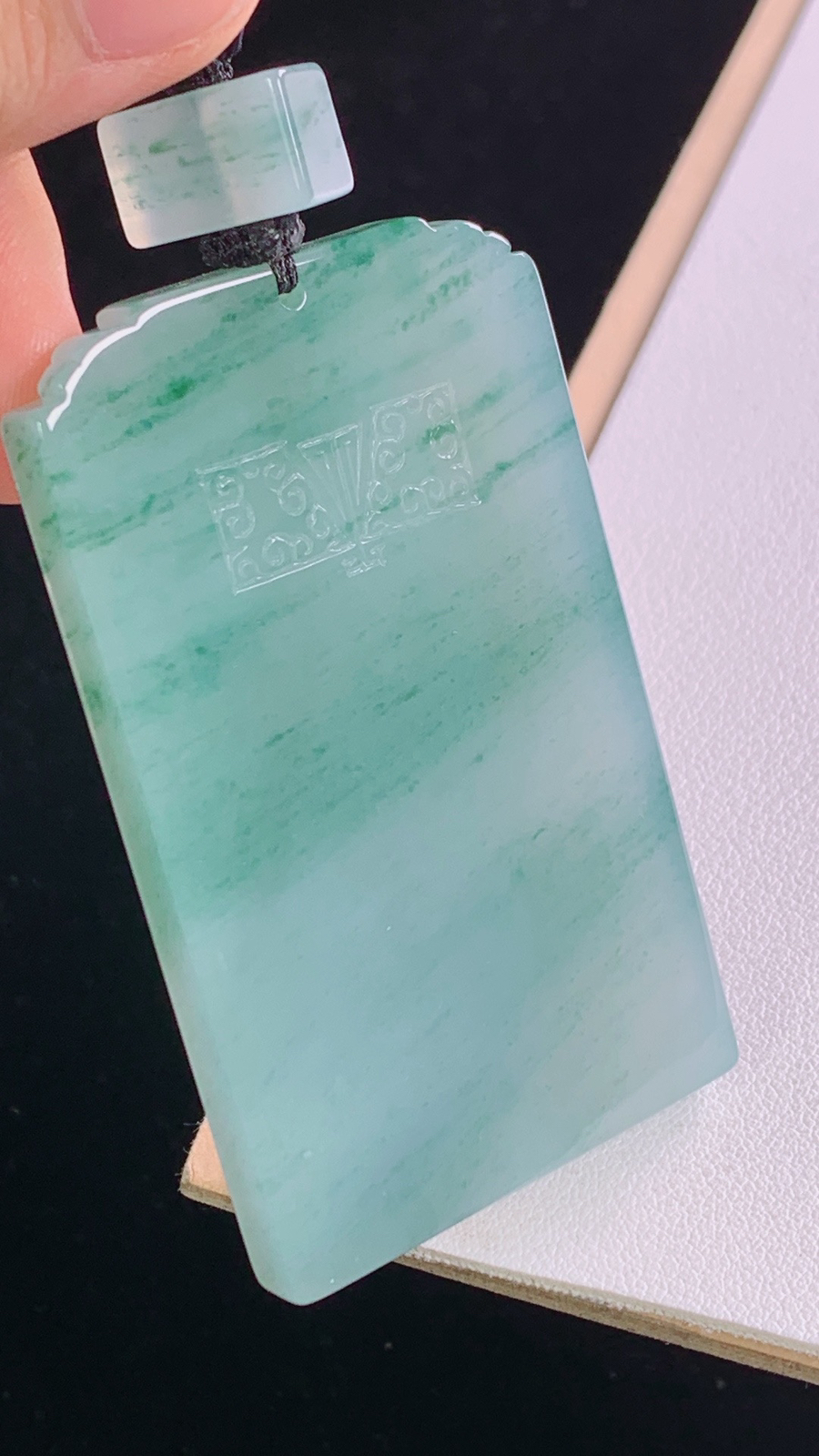 冰飘花仿古牌
花色灵动，底子细腻
尺寸:73.9-63.1-37.9-6.4mm 9