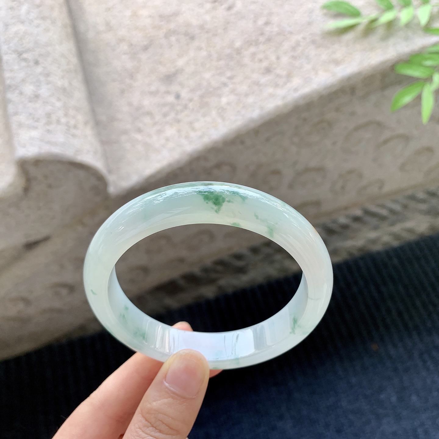 正圈59 60
【圈口】60.7/13/8.5
【描述】飘花，水润，种老，细腻，有棉纹！